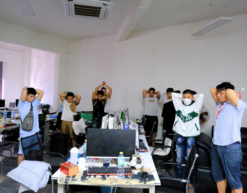 Kịch bản lừa đảo chiếm đoạt hàng chục tỷ đồng xuyên biên giới- Ảnh 2.