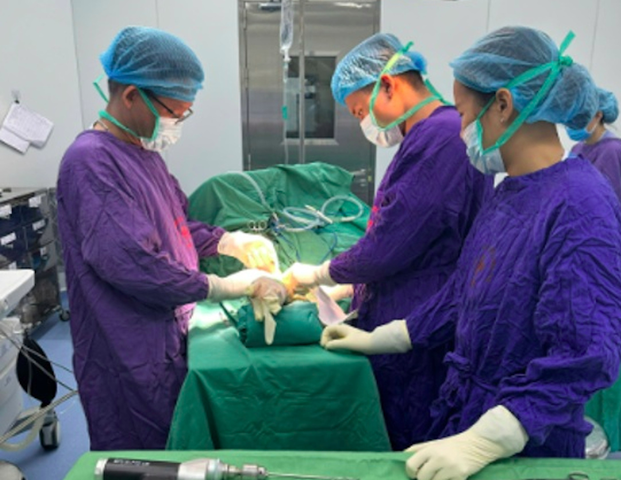 Nam thanh ni&ecirc;n 19 tuổi cấp cứu, g&atilde;y xương nhiều mảnh rời từ vật tay - Ảnh 1.