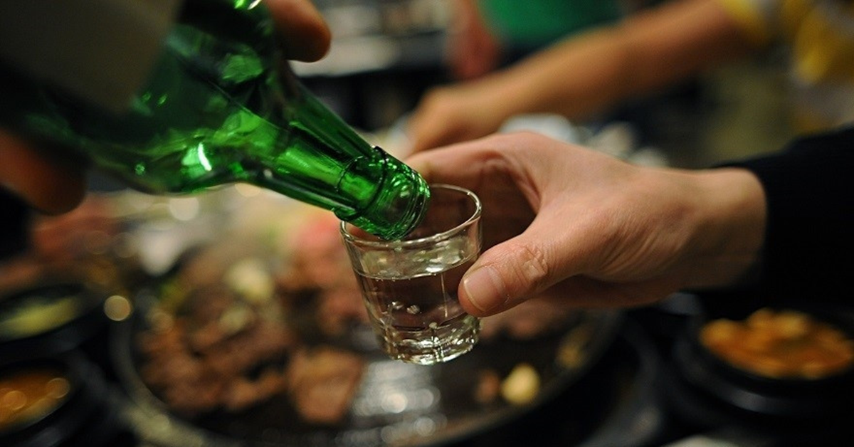 Bán rượu bia cho người dưới 18 tuổi bị phạt đến 3 triệu đồng, ai cũng nên biết- Ảnh 1.