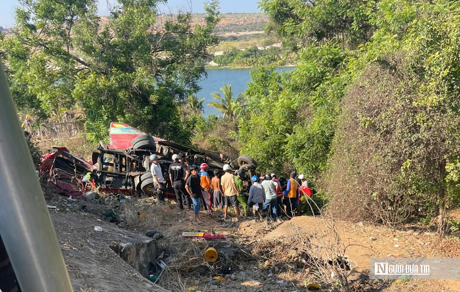 Hiện trường lật xe kh&aacute;ch ở B&agrave;u Trắng khiến 4 người tử vong, B&iacute; thư x&atilde; Ho&agrave; Thắng trực tiếp chỉ đạo cứu hộ- Ảnh 1.