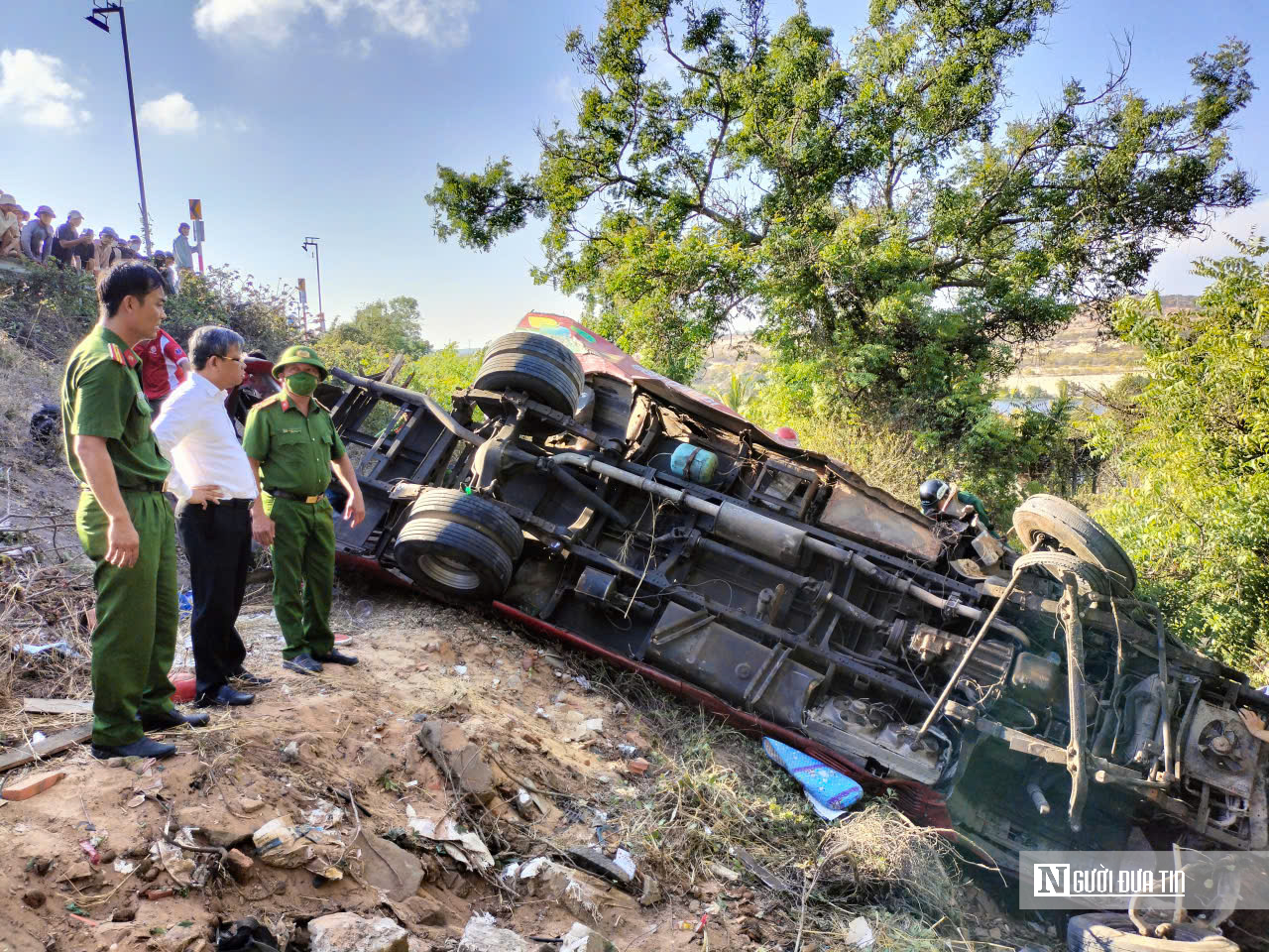 Hiện trường lật xe kh&aacute;ch ở B&agrave;u Trắng khiến 4 người tử vong, B&iacute; thư x&atilde; Ho&agrave; Thắng trực tiếp chỉ đạo cứu hộ- Ảnh 2.