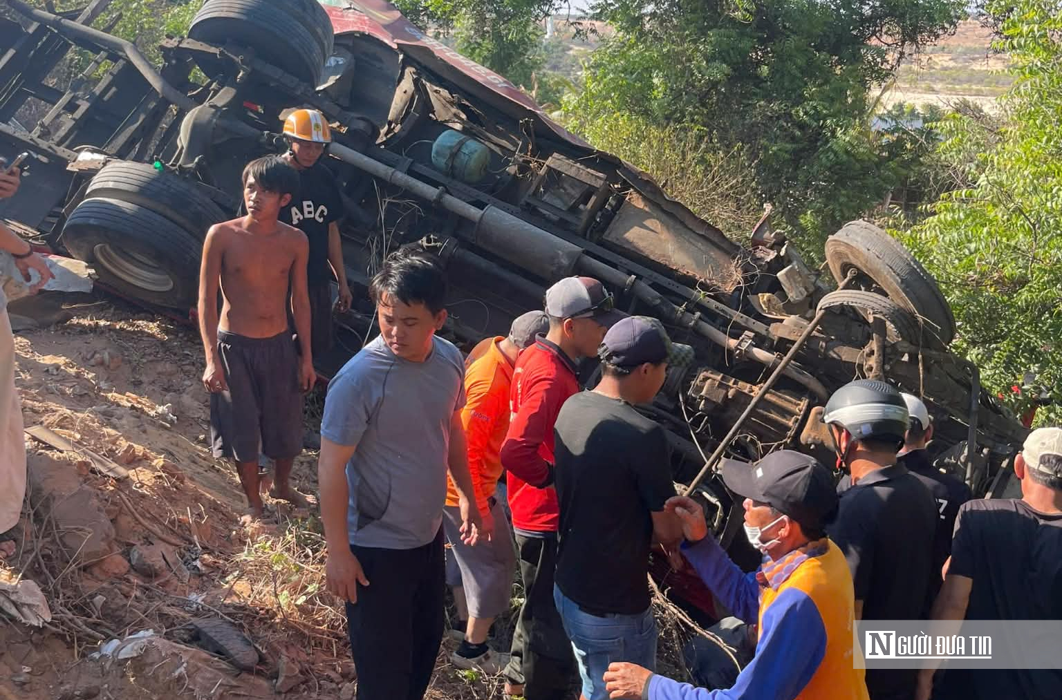 Hiện trường lật xe kh&aacute;ch ở B&agrave;u Trắng khiến 4 người tử vong, B&iacute; thư x&atilde; Ho&agrave; Thắng trực tiếp chỉ đạo cứu hộ- Ảnh 3.