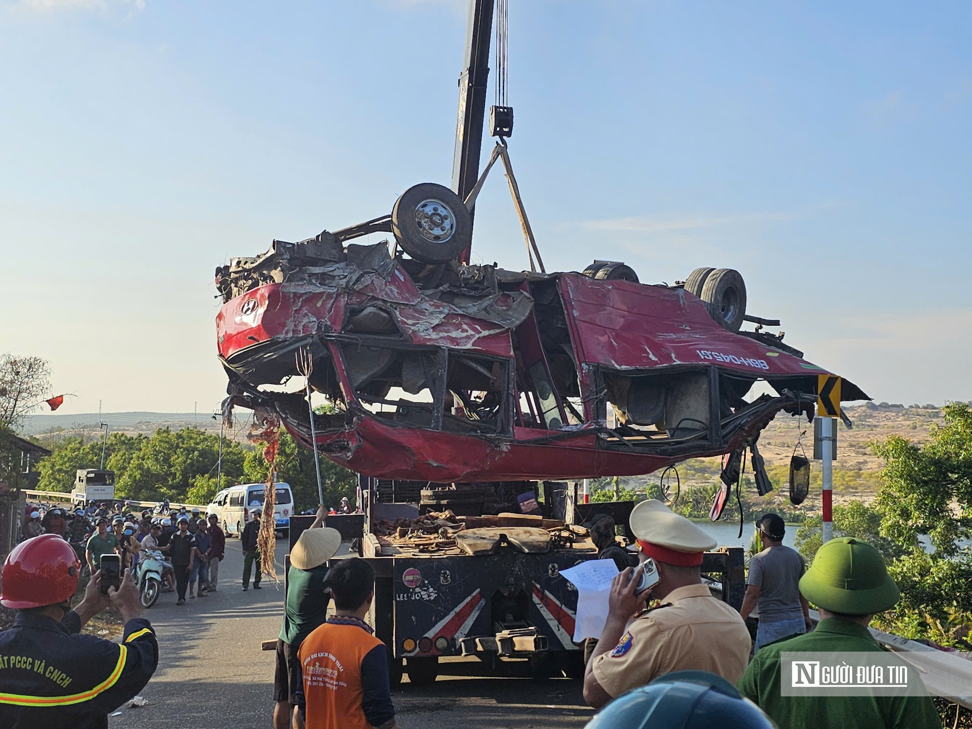 Hiện trường lật xe kh&aacute;ch ở B&agrave;u Trắng khiến 4 người tử vong, B&iacute; thư x&atilde; Ho&agrave; Thắng trực tiếp chỉ đạo cứu hộ- Ảnh 5.