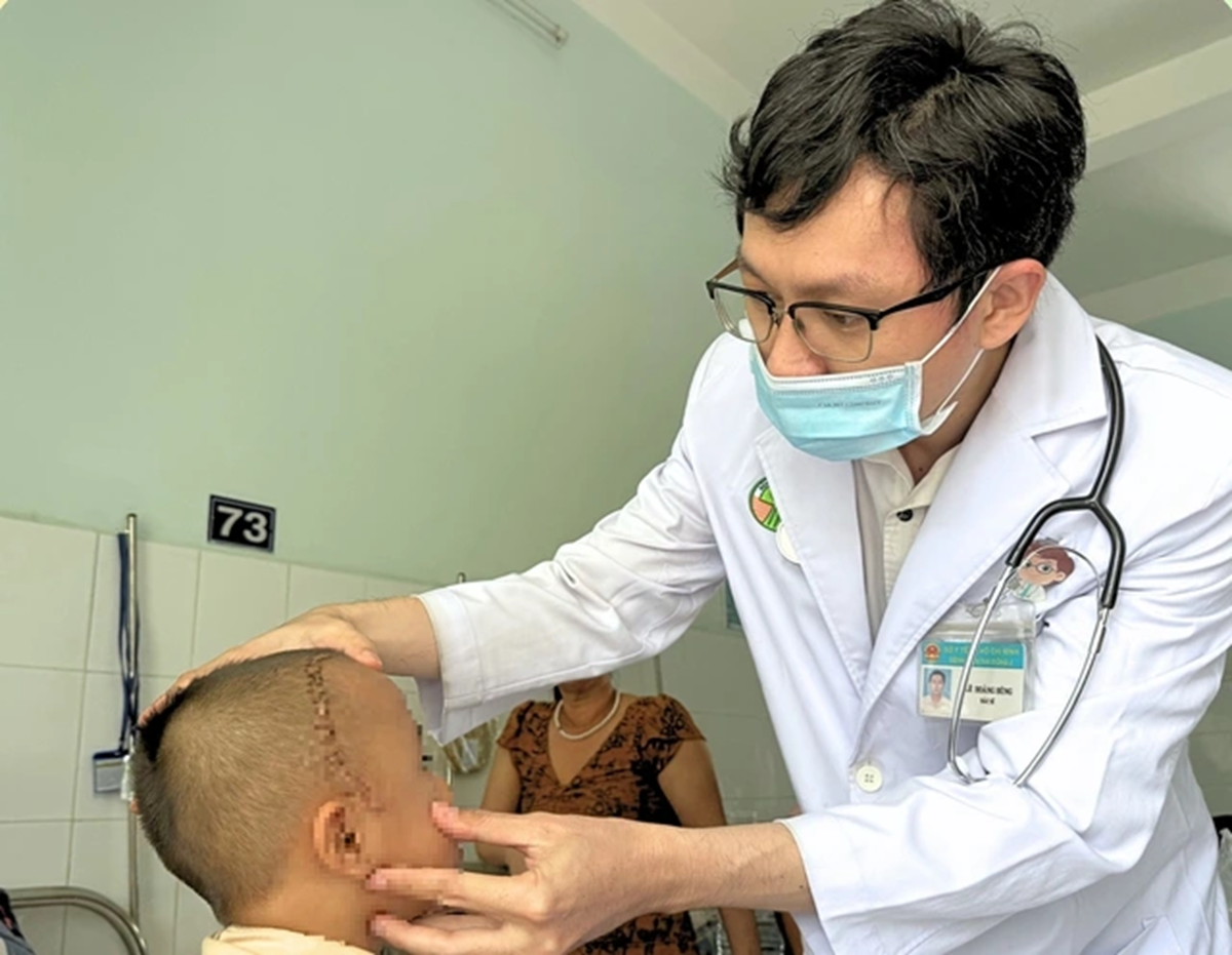 Bé 4 tuổi sưng mắt, báo sĩ sốc khi phát hiện bí mật bên trong - Ảnh 1.