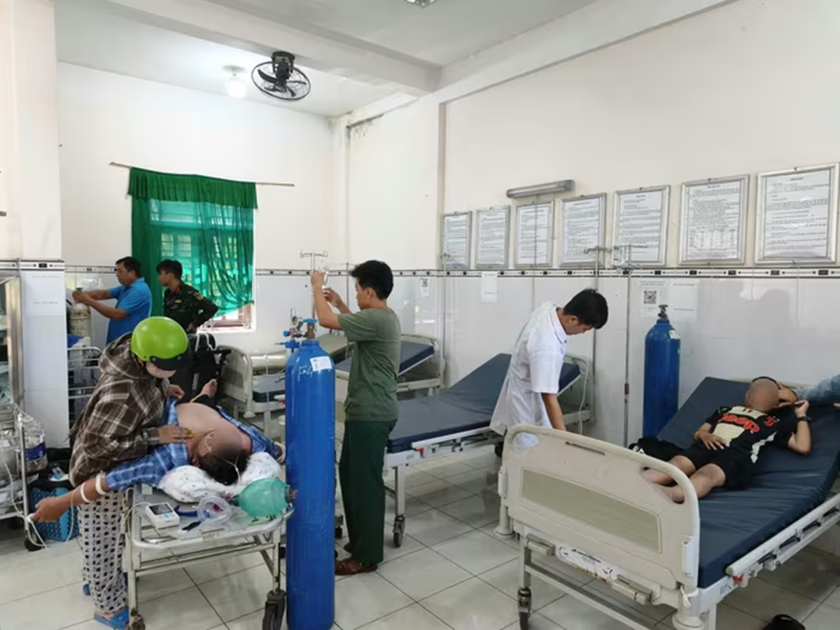 Đi tảo mộ, 3 người bị ong đốt phải đi cấp cứu gấp - Ảnh 1.