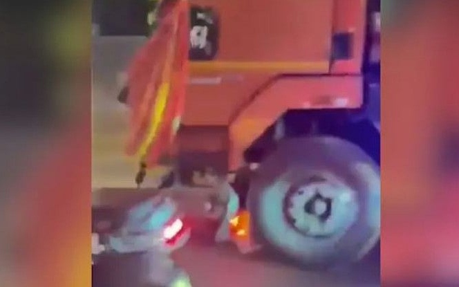 Tai nạn thương tâm ở Hyderabad: Xe tải kéo lê xe máy gần 1km, một phụ nữ tử vong