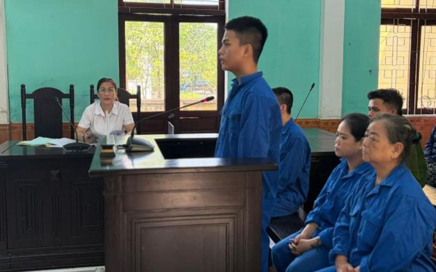 Từ căn nhà nhỏ đến đường dây ma túy gia đình: Bà, mẹ, cháu cùng lĩnh án