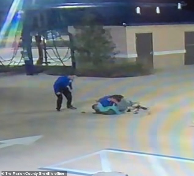 Nam thanh ni&ecirc;n d&ugrave;ng đ&ograve;n MMA quật ng&atilde; t&ecirc;n c&ocirc;n đồ tr&ecirc;n phố - Ảnh 1.