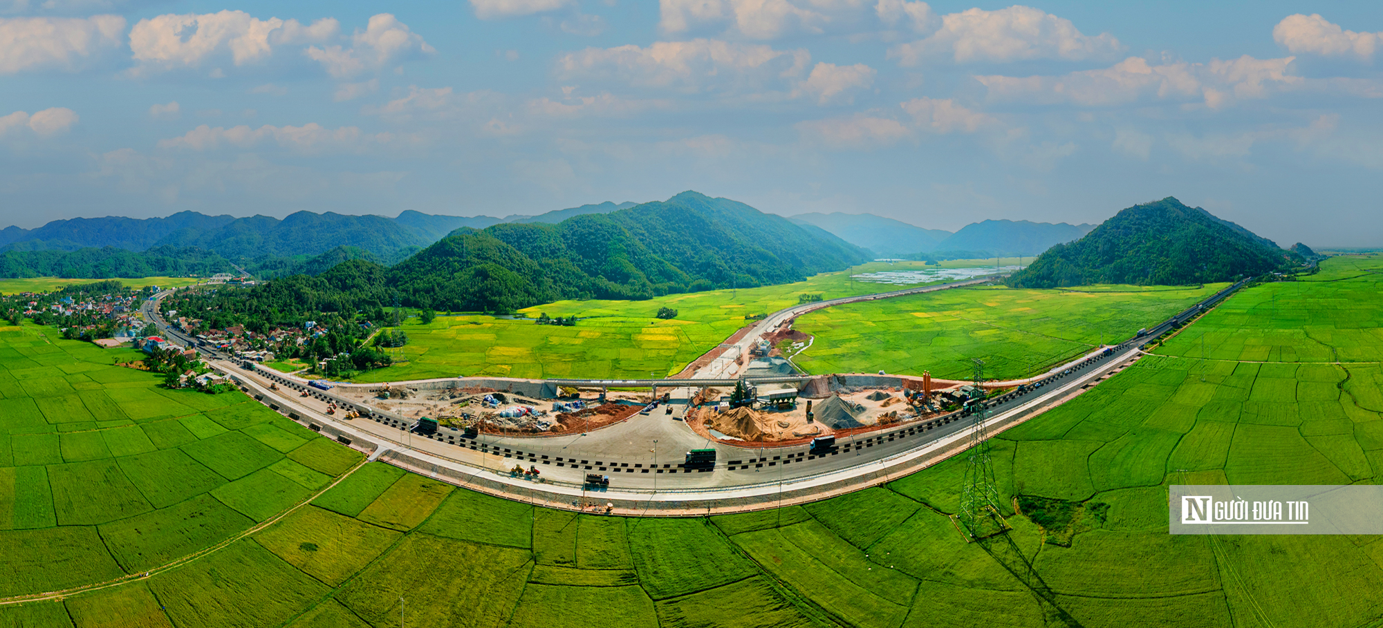 Cận cảnh chạy nước r&uacute;t ho&agrave;n thiện 12 km cao tốc Ch&iacute; Thạnh &ndash; V&acirc;n Phong- Ảnh 15.