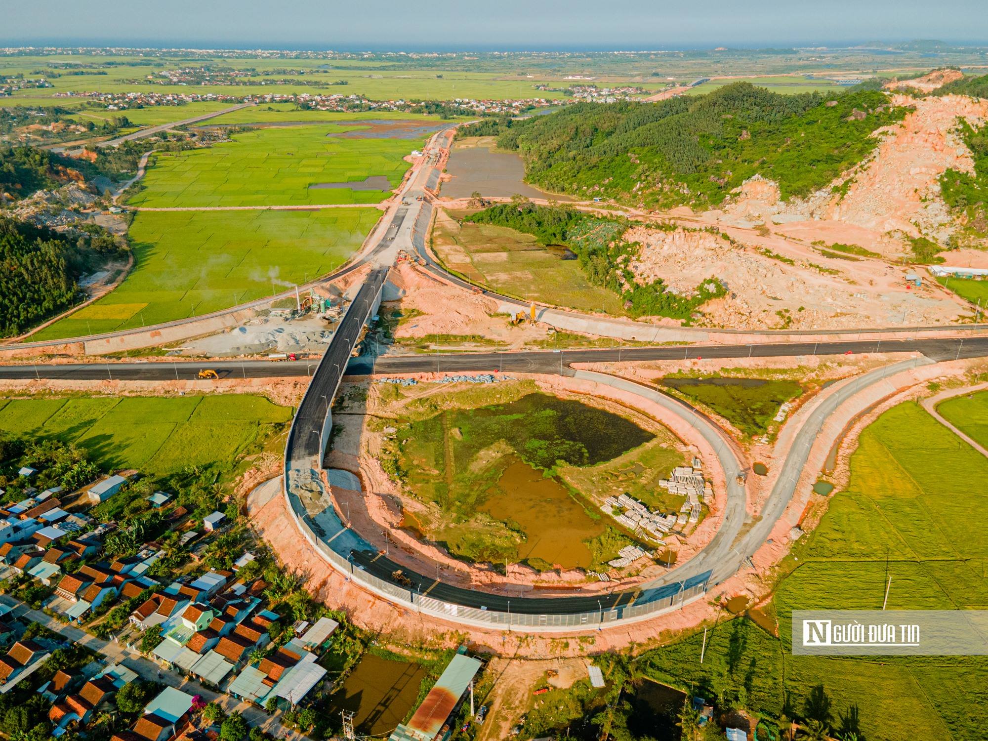 Cận cảnh chạy nước r&uacute;t ho&agrave;n thiện 12 km cao tốc Ch&iacute; Thạnh &ndash; V&acirc;n Phong- Ảnh 16.