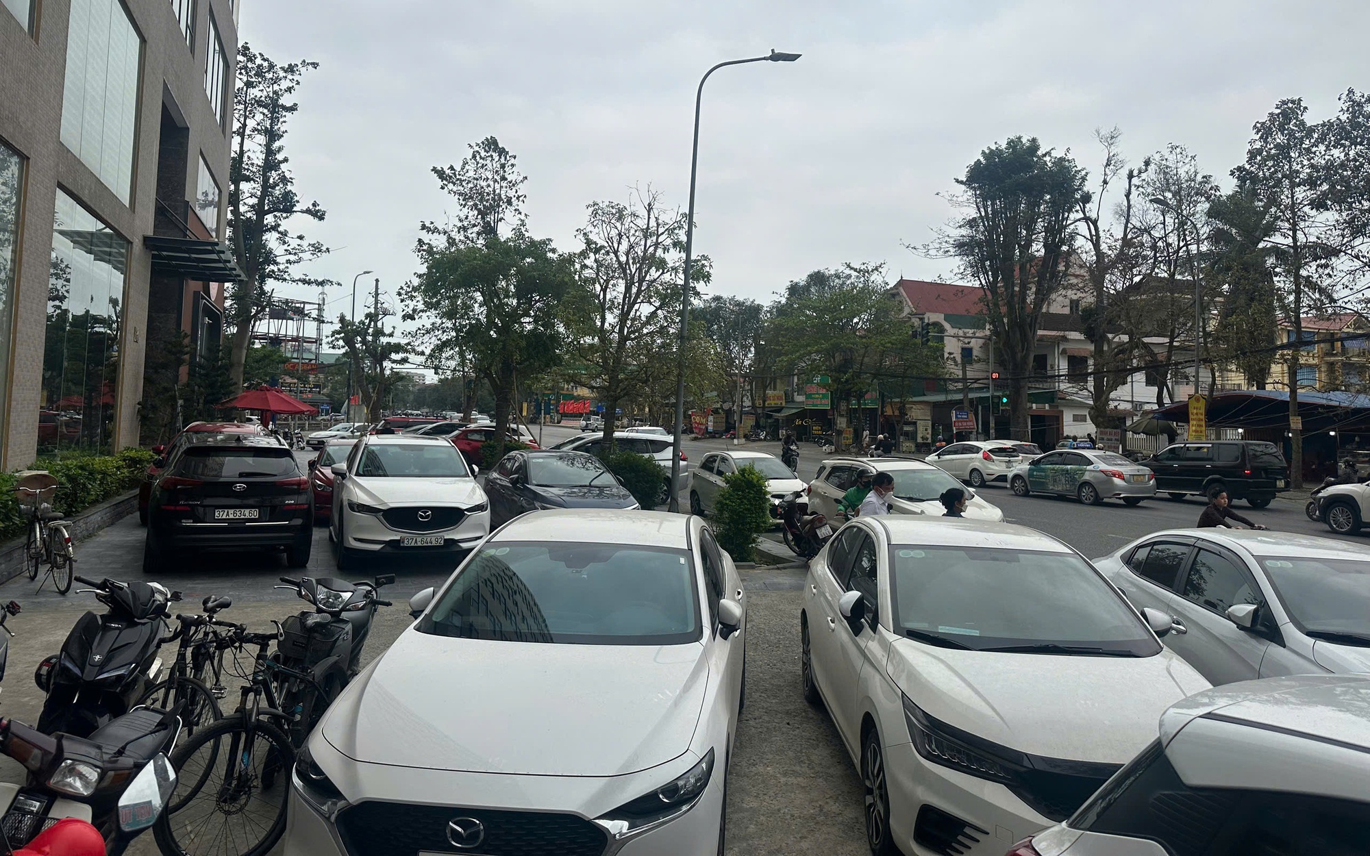 Vỉa hè Nghệ An biến thành bãi đỗ xe, người đi bộ bất an xuống lòng đường