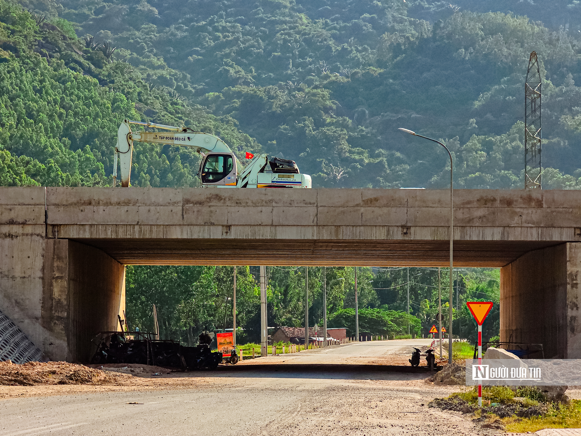 Cận cảnh chạy nước r&uacute;t ho&agrave;n thiện 12 km cao tốc Ch&iacute; Thạnh &ndash; V&acirc;n Phong- Ảnh 4.