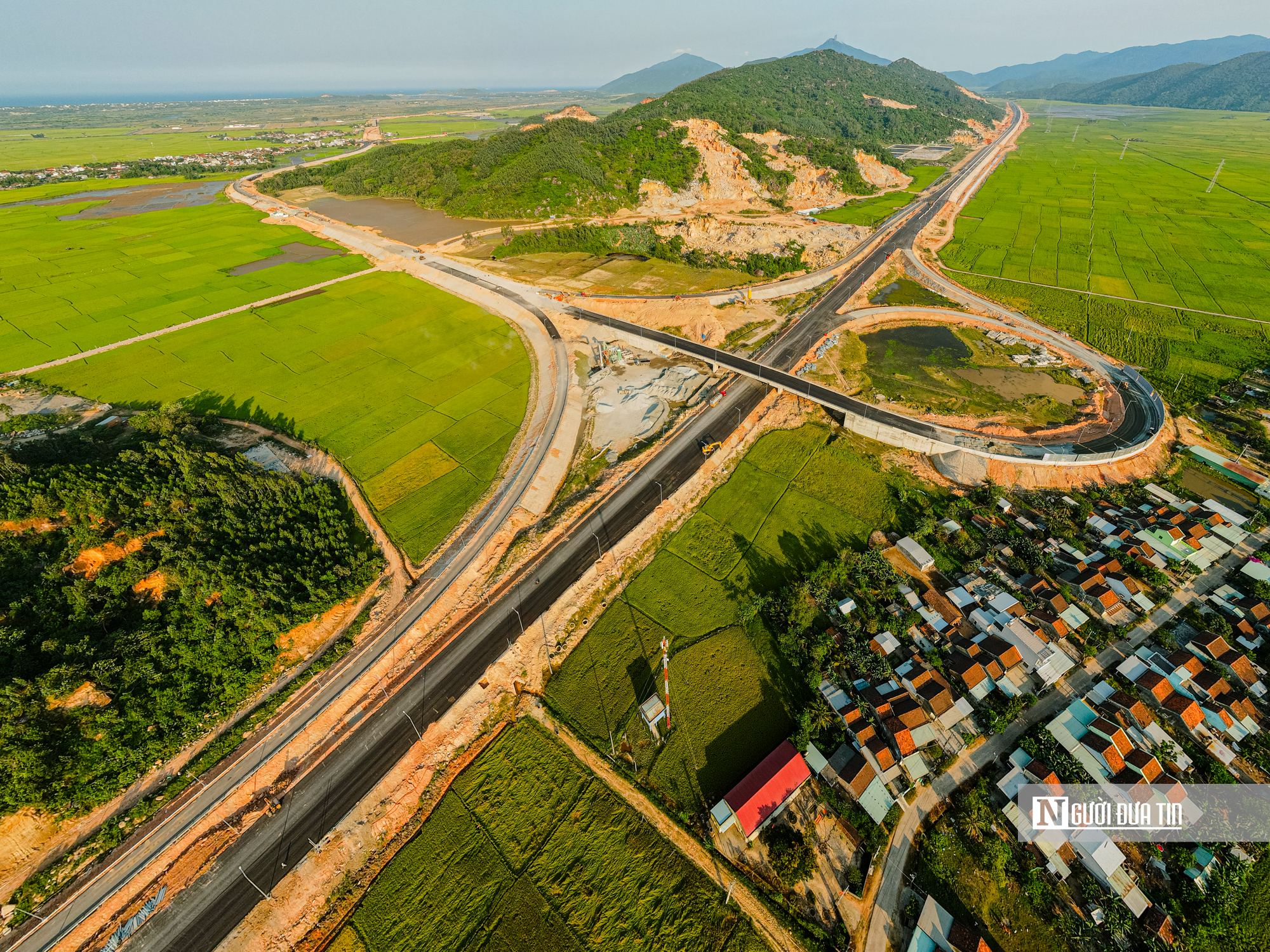 Cận cảnh chạy nước r&uacute;t ho&agrave;n thiện 12 km cao tốc Ch&iacute; Thạnh &ndash; V&acirc;n Phong- Ảnh 5.