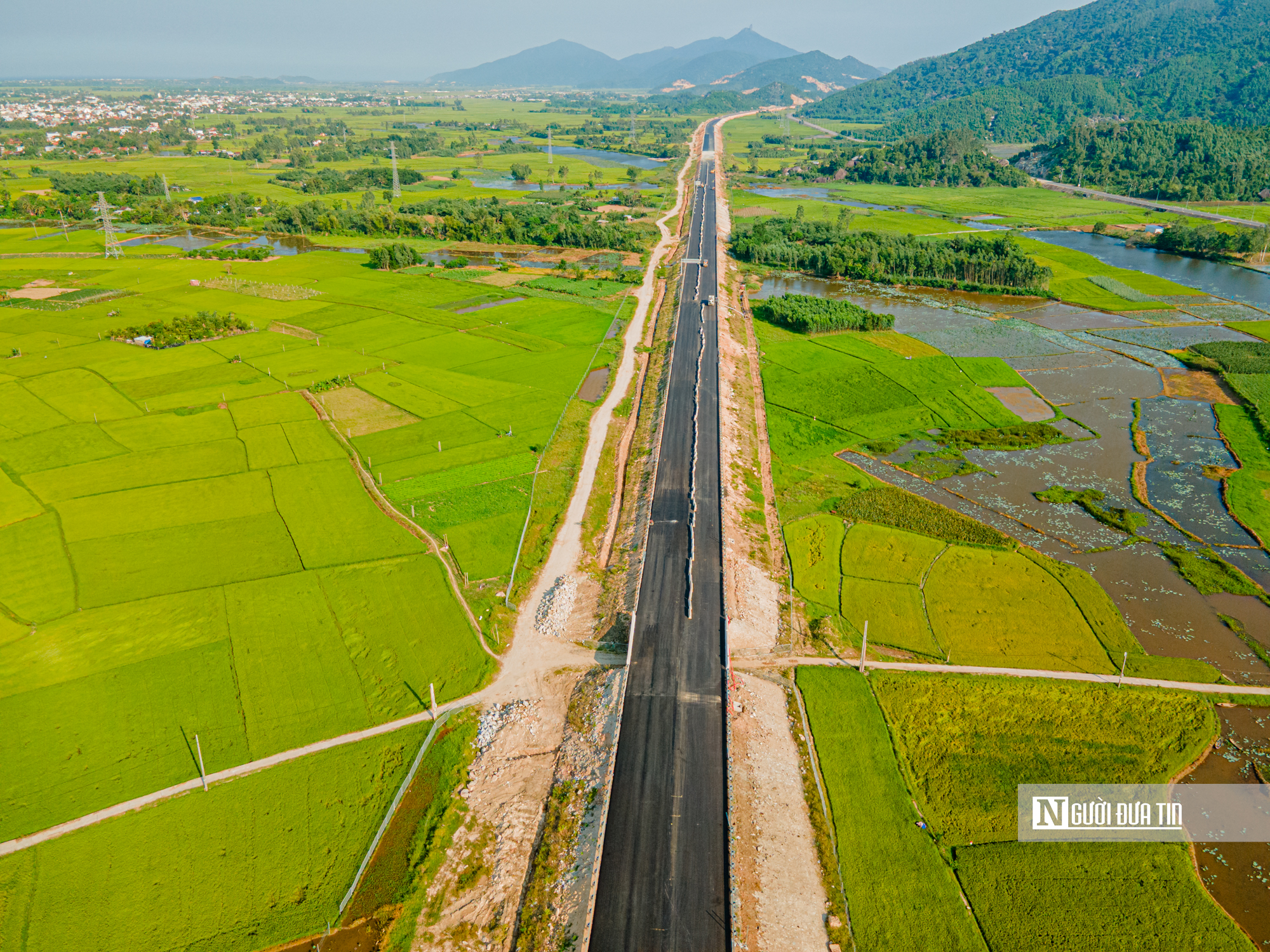 Cận cảnh chạy nước r&uacute;t ho&agrave;n thiện 12 km cao tốc Ch&iacute; Thạnh &ndash; V&acirc;n Phong- Ảnh 6.