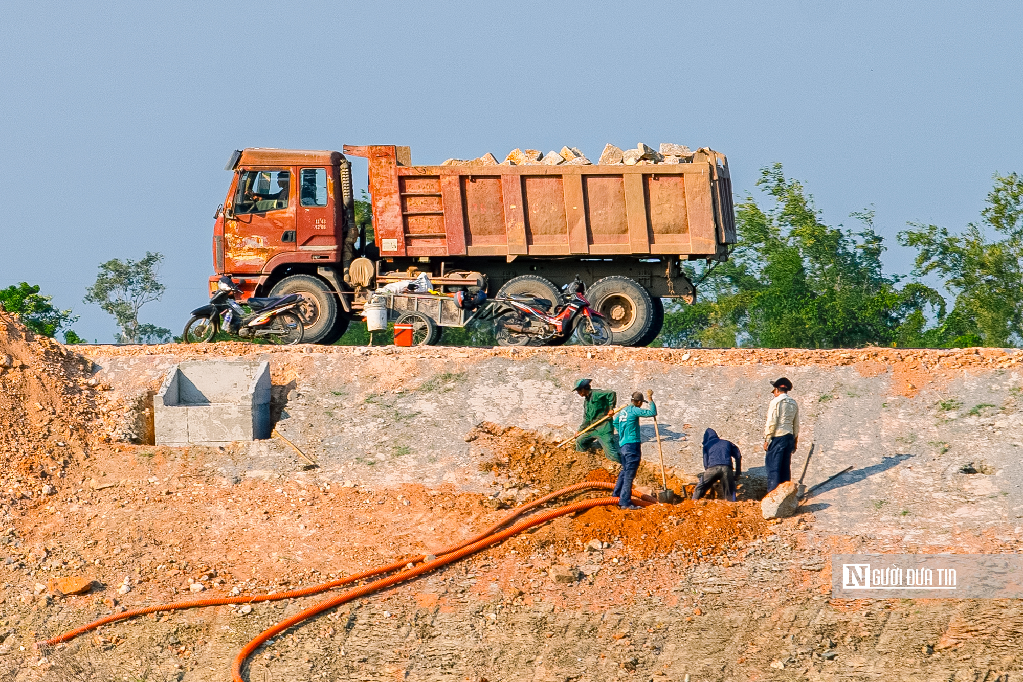 Cận cảnh chạy nước r&uacute;t ho&agrave;n thiện 12 km cao tốc Ch&iacute; Thạnh &ndash; V&acirc;n Phong- Ảnh 12.