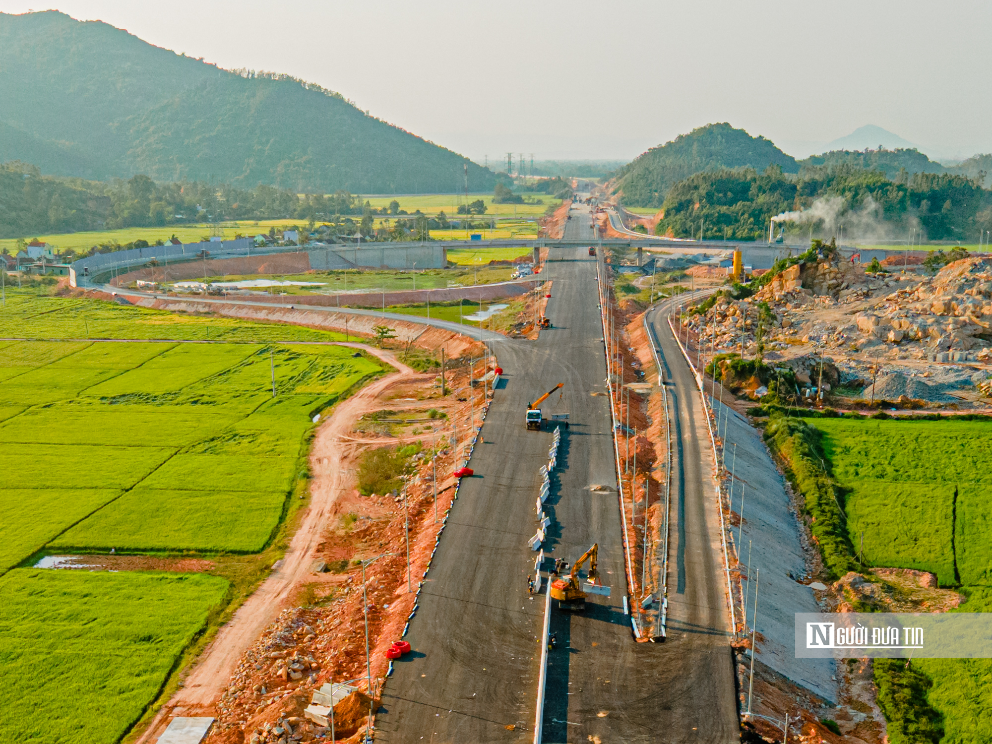 Cận cảnh chạy nước r&uacute;t ho&agrave;n thiện 12 km cao tốc Ch&iacute; Thạnh &ndash; V&acirc;n Phong- Ảnh 13.