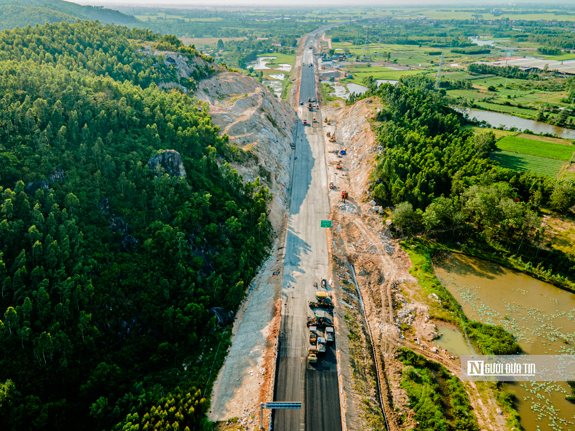 Cận cảnh chạy nước r&uacute;t ho&agrave;n thiện 12 km cao tốc Ch&iacute; Thạnh &ndash; V&acirc;n Phong- Ảnh 11.