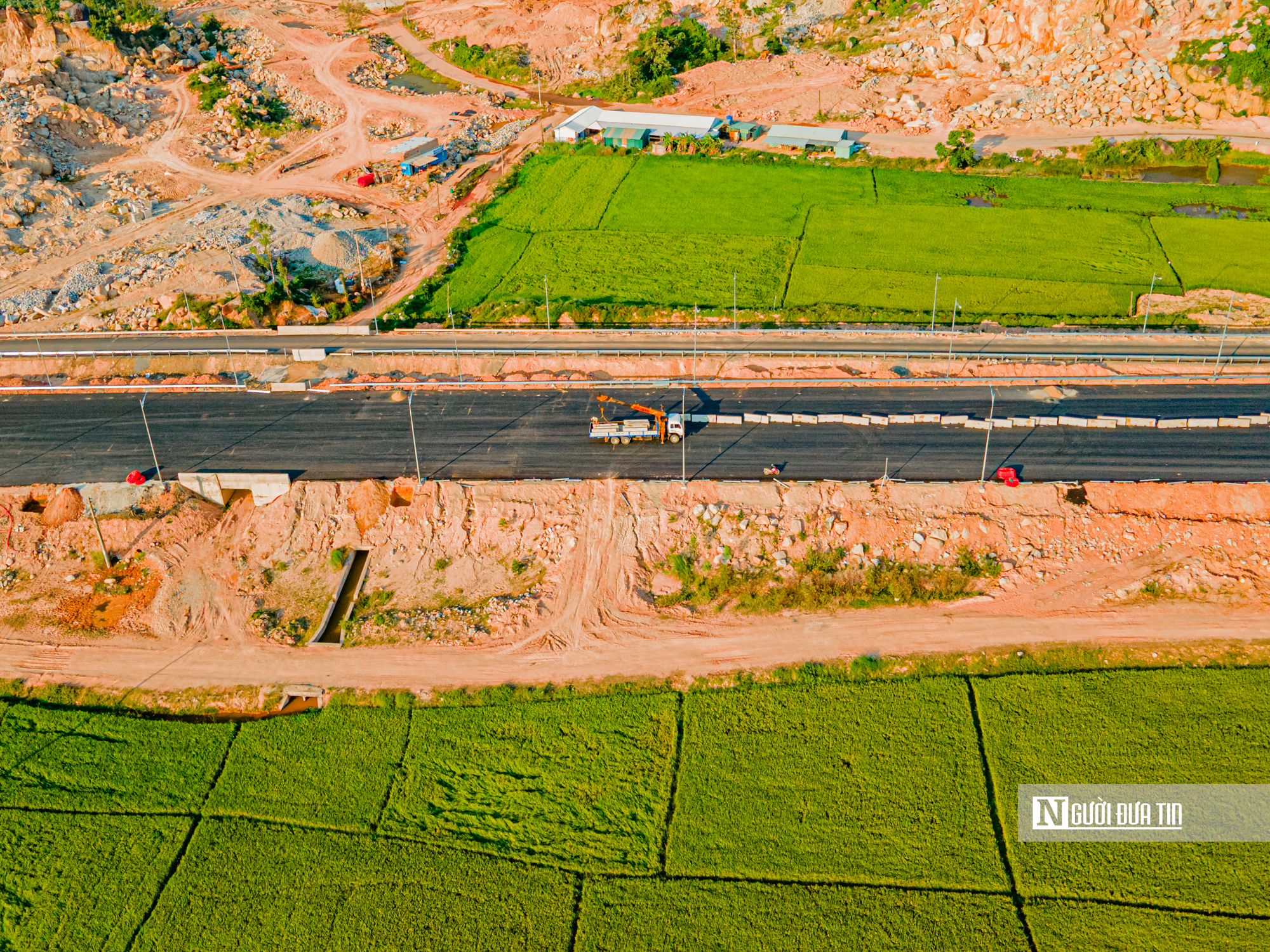 Cận cảnh chạy nước r&uacute;t ho&agrave;n thiện 12 km cao tốc Ch&iacute; Thạnh &ndash; V&acirc;n Phong- Ảnh 17.