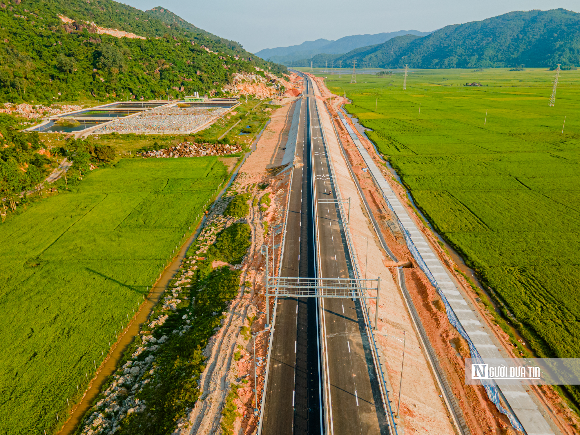 Cận cảnh chạy nước r&uacute;t ho&agrave;n thiện 12 km cao tốc Ch&iacute; Thạnh &ndash; V&acirc;n Phong- Ảnh 18.