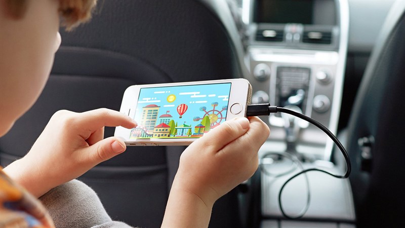 Vì sao nhiều người tê tay khi dùng điện thoại đang sạc? - Ảnh 1.