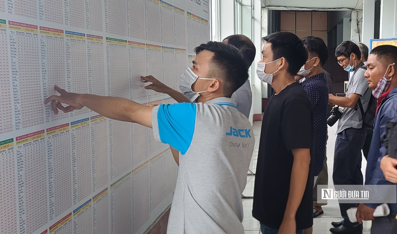 Vận tải đường sắt tăng chuyến phục vụ khách du lịch dịp lễ. - Ảnh 1.