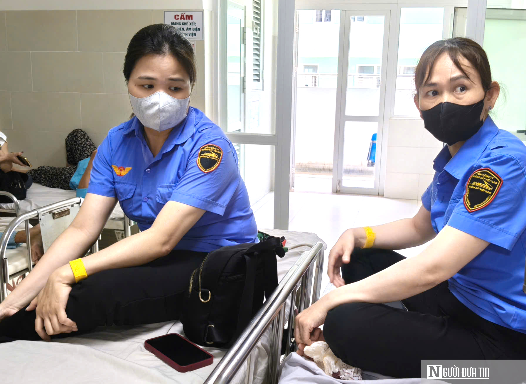 Hai nữ nhân viên gác chắn đường sắt kể lại giây phút bị hành hung - Ảnh 1.