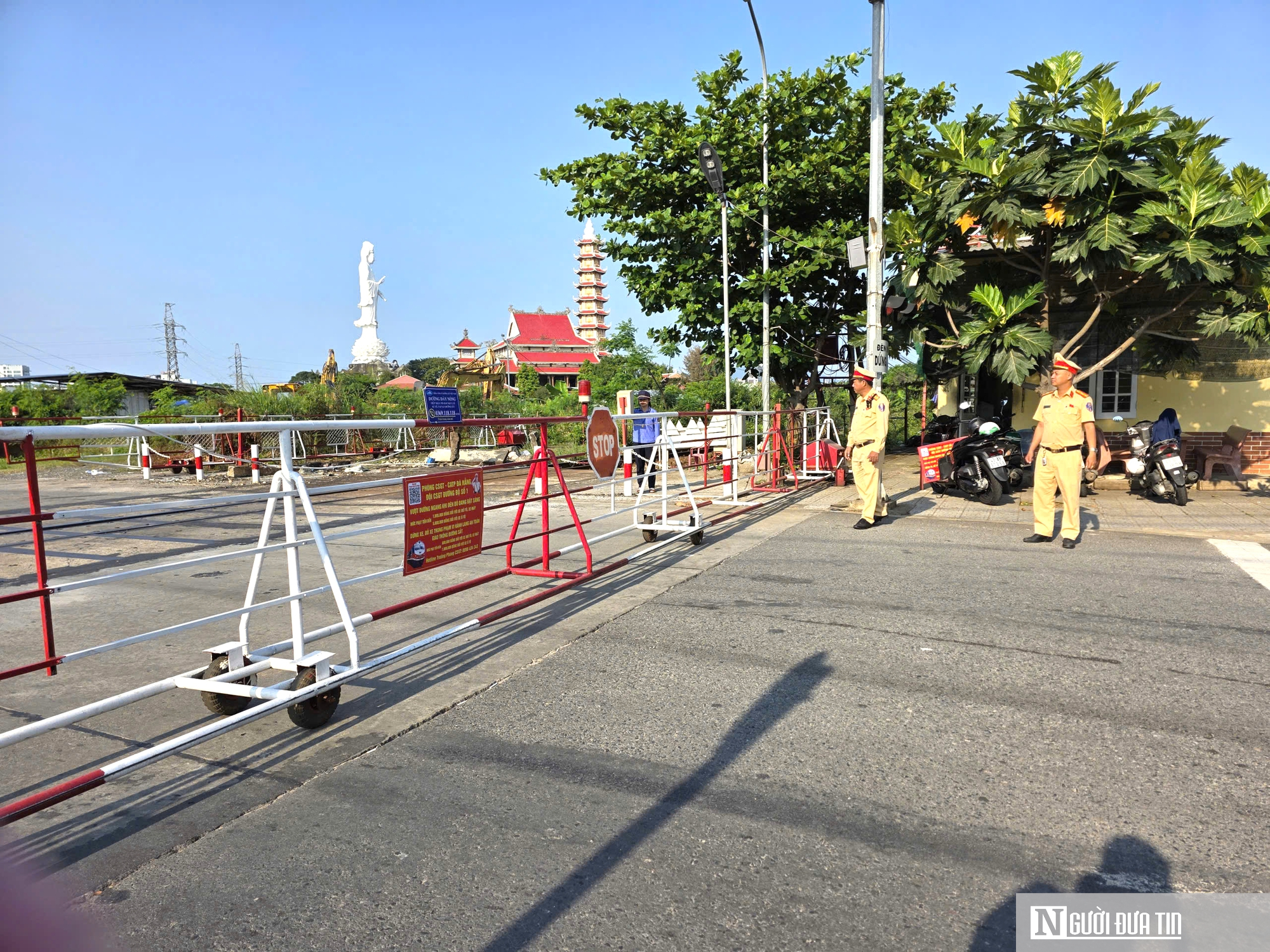 Hai nữ nhân viên gác chắn đường sắt kể lại giây phút bị hành hung - Ảnh 3.