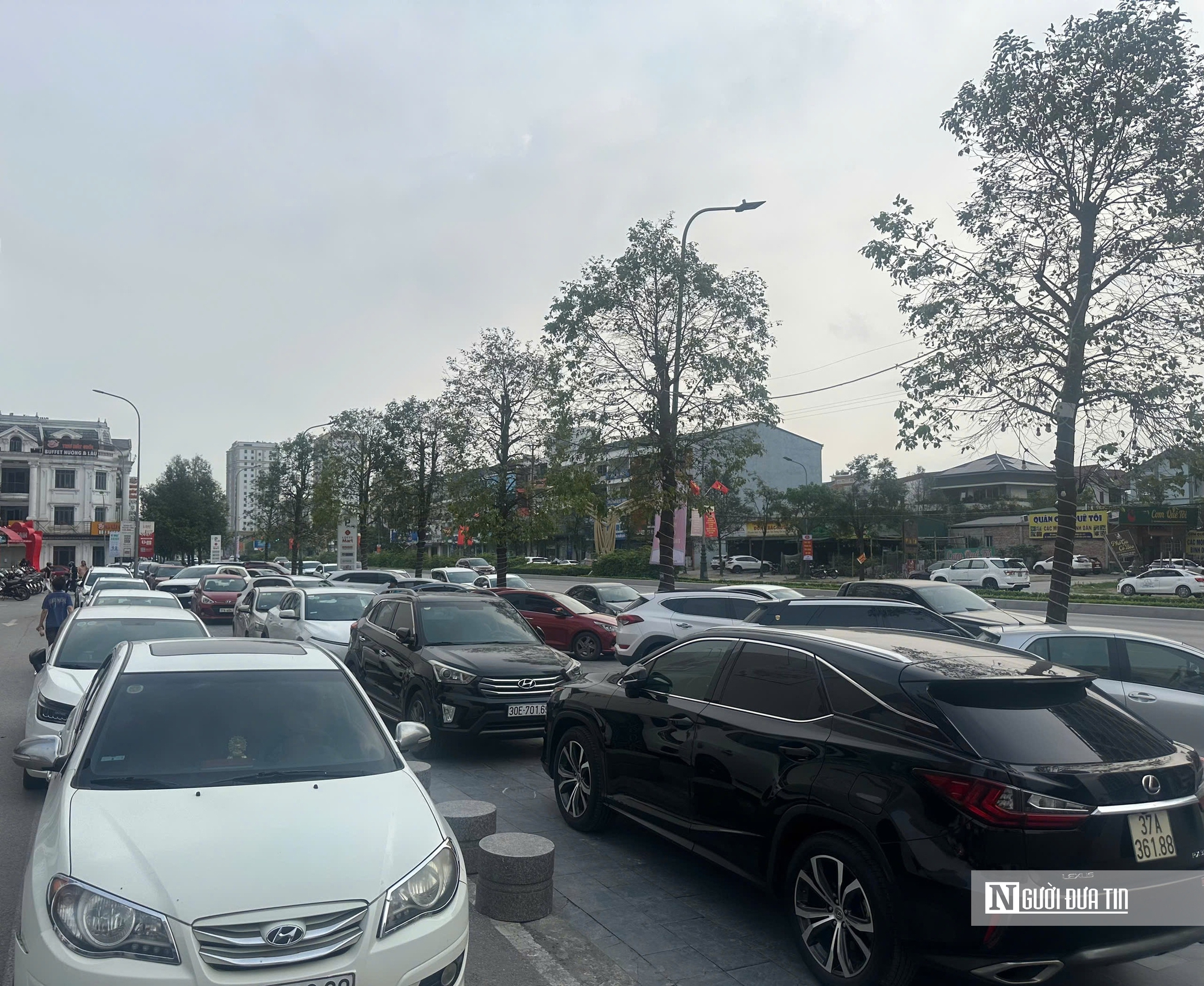 Nghệ An: Xử l&yacute; kết hợp tuy&ecirc;n truyền c&aacute;c trường hợp vi phạm lấn chiếm vỉa h&egrave;- Ảnh 1.