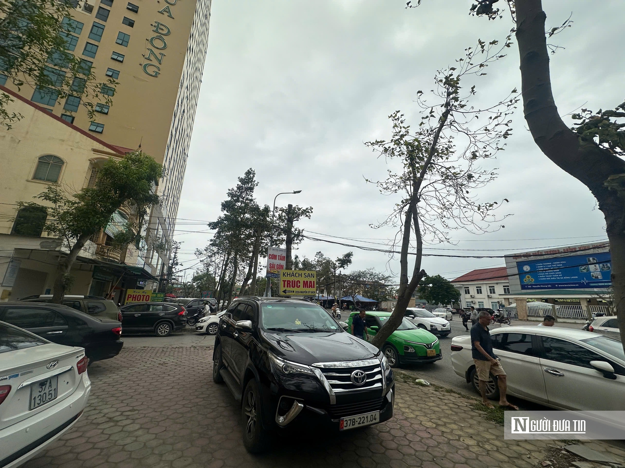 Nghệ An: Xử l&yacute; kết hợp tuy&ecirc;n truyền c&aacute;c trường hợp vi phạm lấn chiếm vỉa h&egrave;- Ảnh 3.