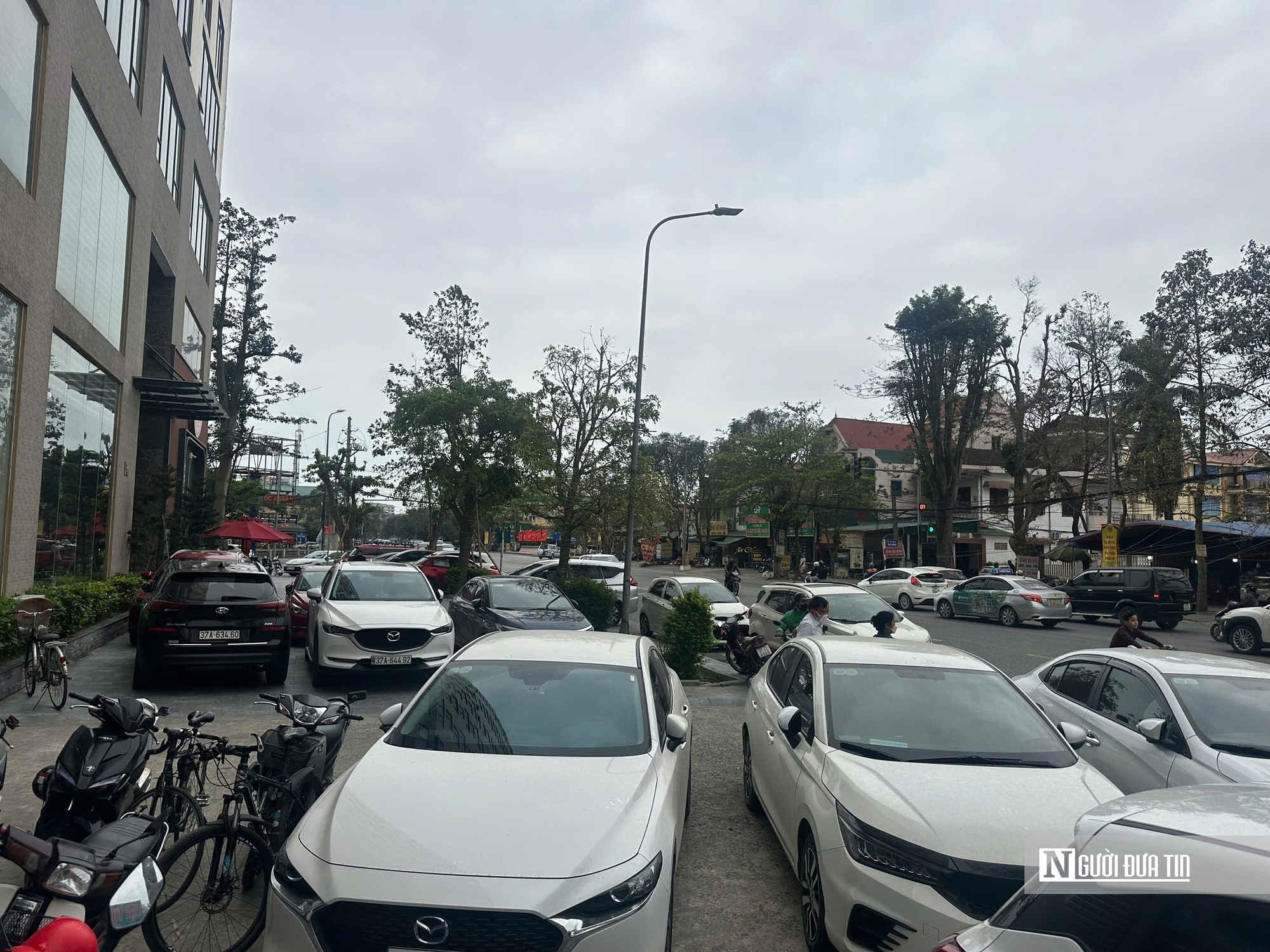 Nghệ An: Xử l&yacute; kết hợp tuy&ecirc;n truyền c&aacute;c trường hợp vi phạm lấn chiếm vỉa h&egrave;- Ảnh 5.