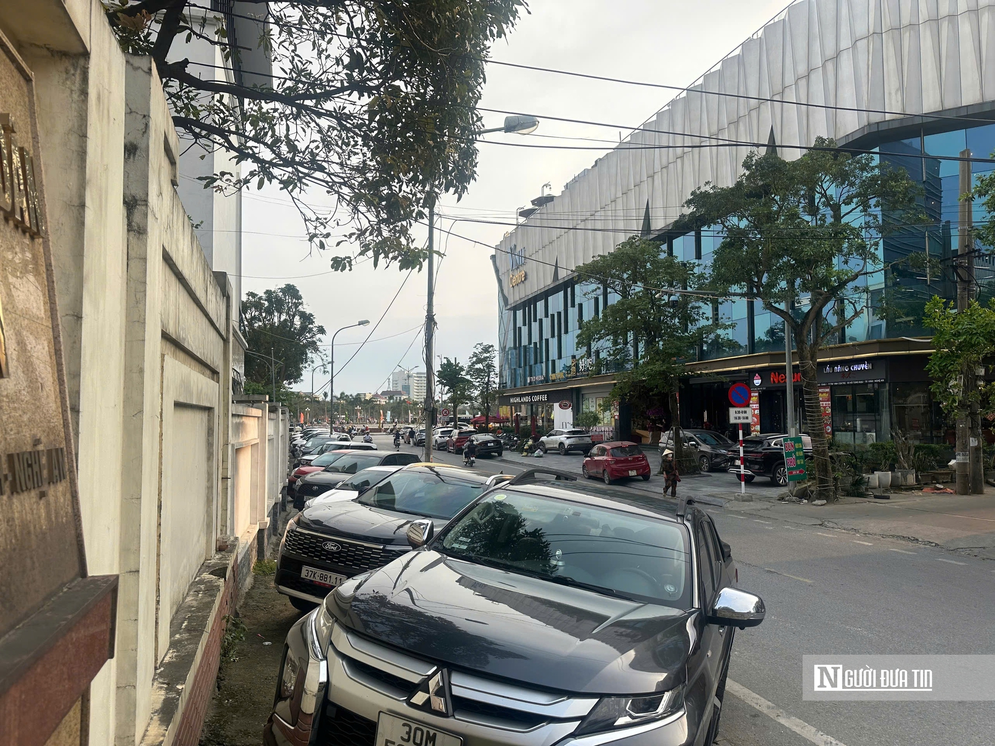 Nghệ An: Xử l&yacute; kết hợp tuy&ecirc;n truyền c&aacute;c trường hợp vi phạm lấn chiếm vỉa h&egrave;- Ảnh 6.