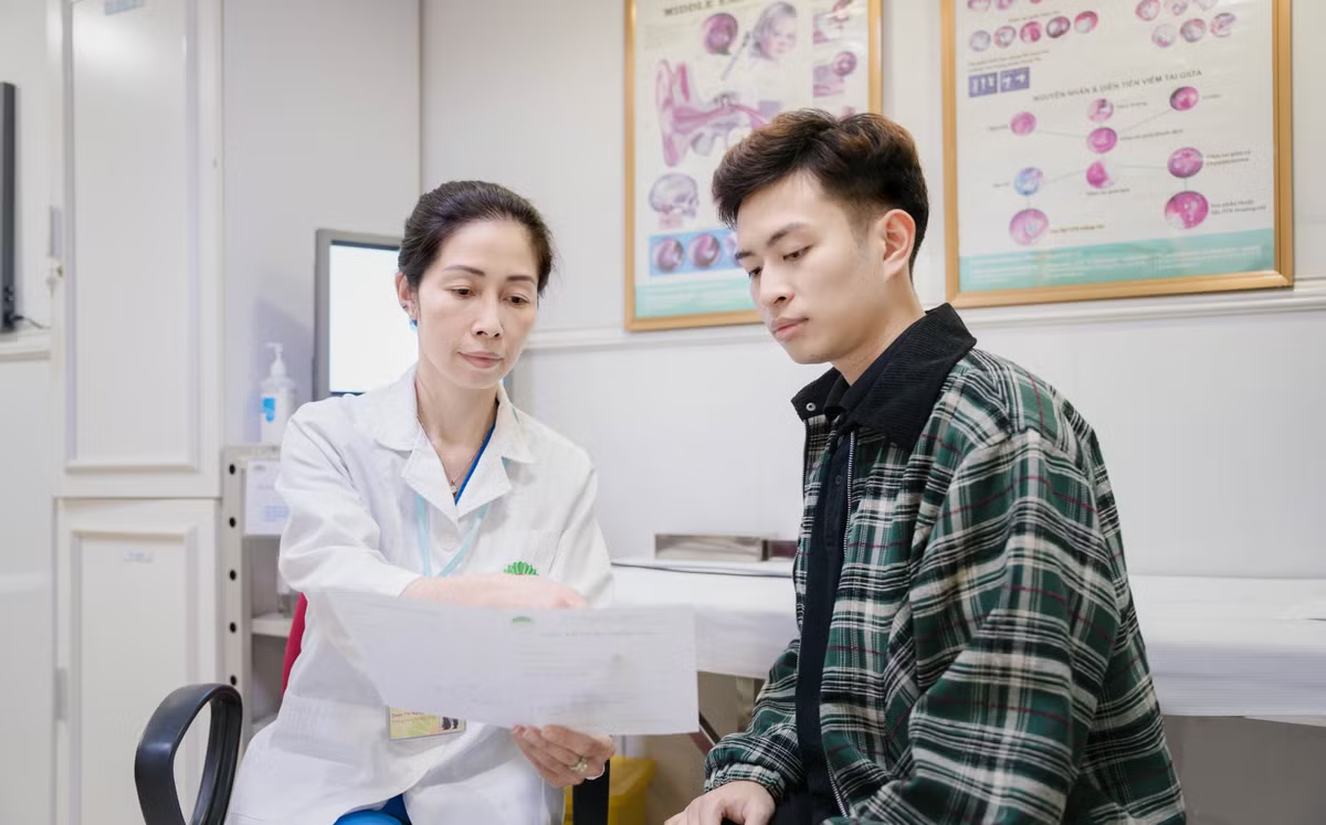 Đeo tai nghe suốt 5 giờ chơi game, chàng trai 26 tuổi đột ngột mất thính lực - Ảnh 1.