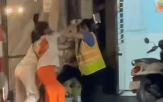 Phụ nữ vượt đường sắt cấm, hành hung nhân viên gác chắn tại Đà Nẵng