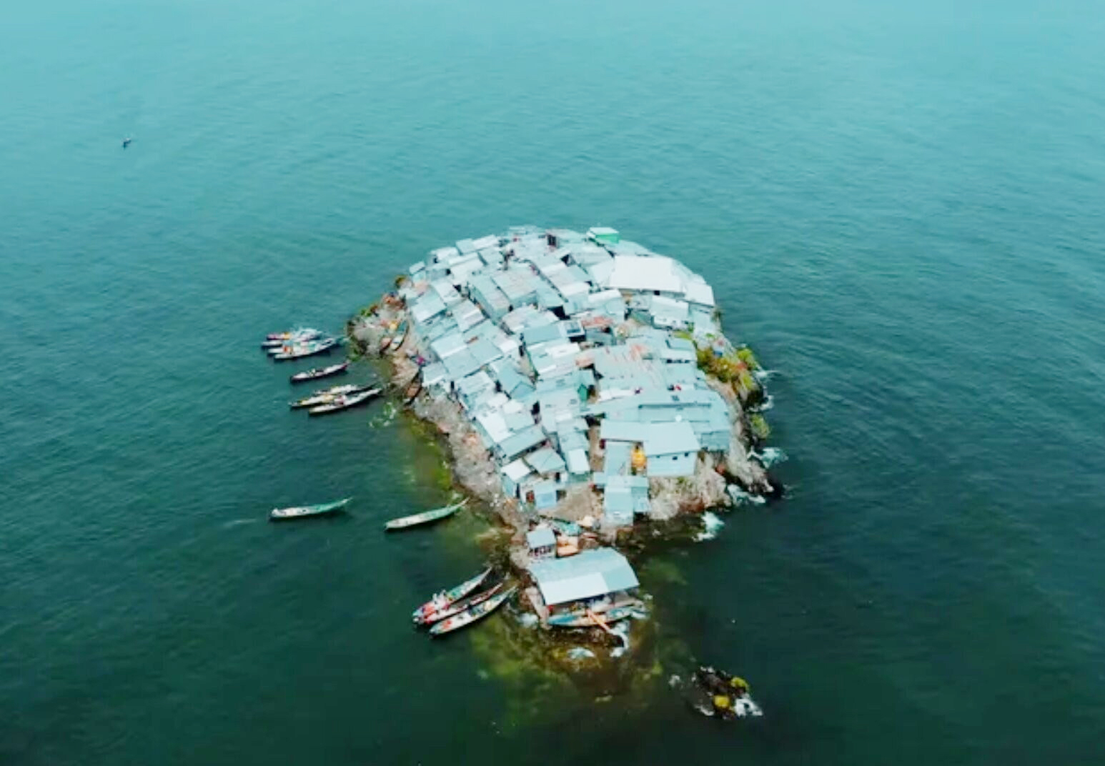 Bí ẩn cuộc sống của người dân trong ngôi làng nhỏ hơn sân bóng đá, gần 1.800 người chen chúc mưu sinh - Ảnh 1.