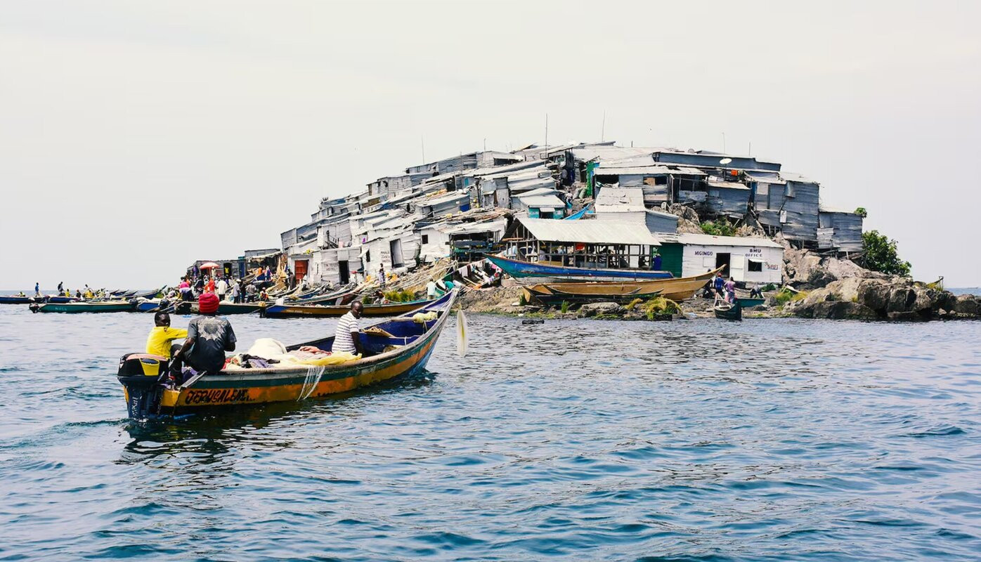 Bí ẩn cuộc sống của người dân trong ngôi làng nhỏ hơn sân bóng đá, gần 1.800 người chen chúc mưu sinh - Ảnh 6.