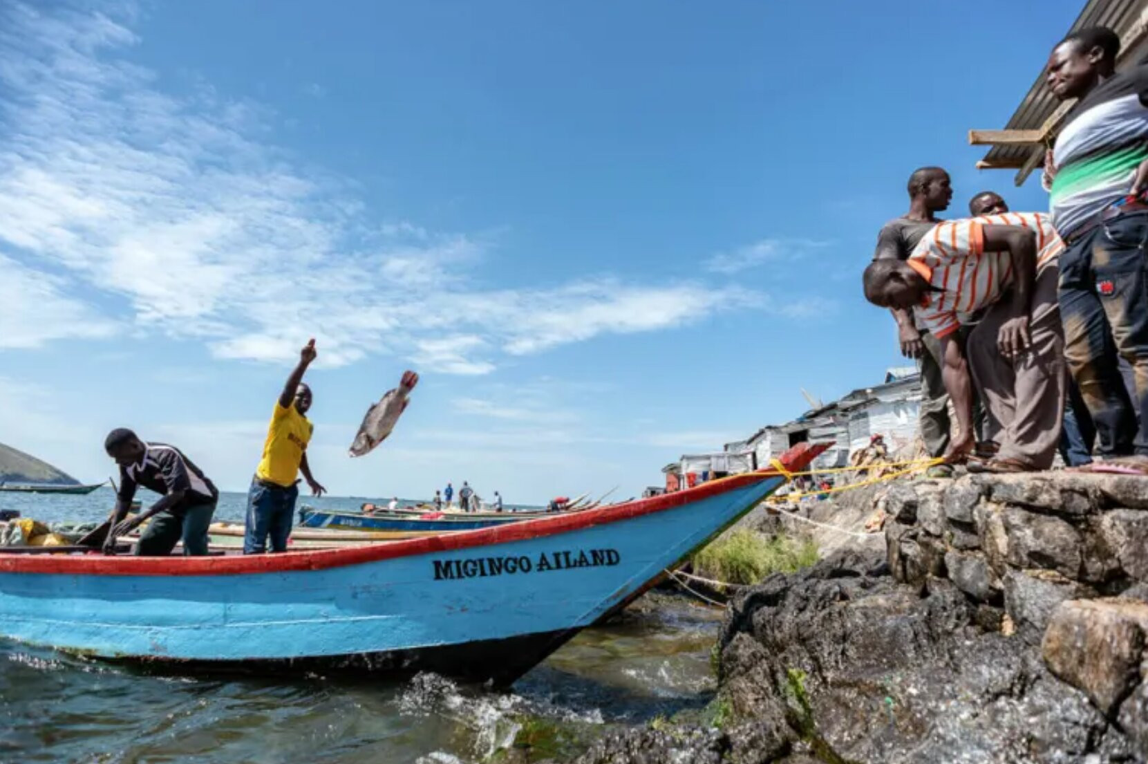 Bí ẩn cuộc sống của người dân trong ngôi làng nhỏ hơn sân bóng đá, gần 1.800 người chen chúc mưu sinh - Ảnh 7.