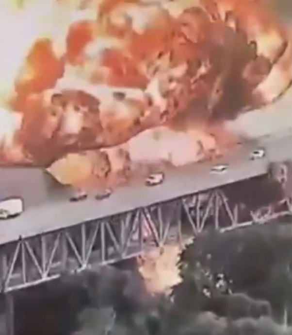 Nổ xe bồn chở nhiên liệu, ngọn lửa "nuốt chửng" cây cầu lớn - Ảnh 1.