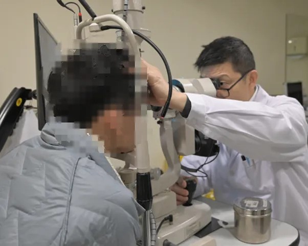 Ngủ với ch&oacute; m&eacute;o: Cậu b&eacute; 14 tuổi gần như mất thị lực vĩnh viễn - Ảnh 2.