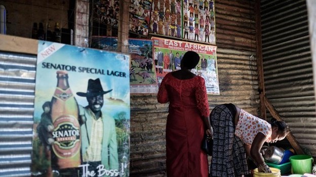 Bí ẩn cuộc sống của người dân trong ngôi làng nhỏ hơn sân bóng đá, gần 1.800 người chen chúc mưu sinh - Ảnh 4.