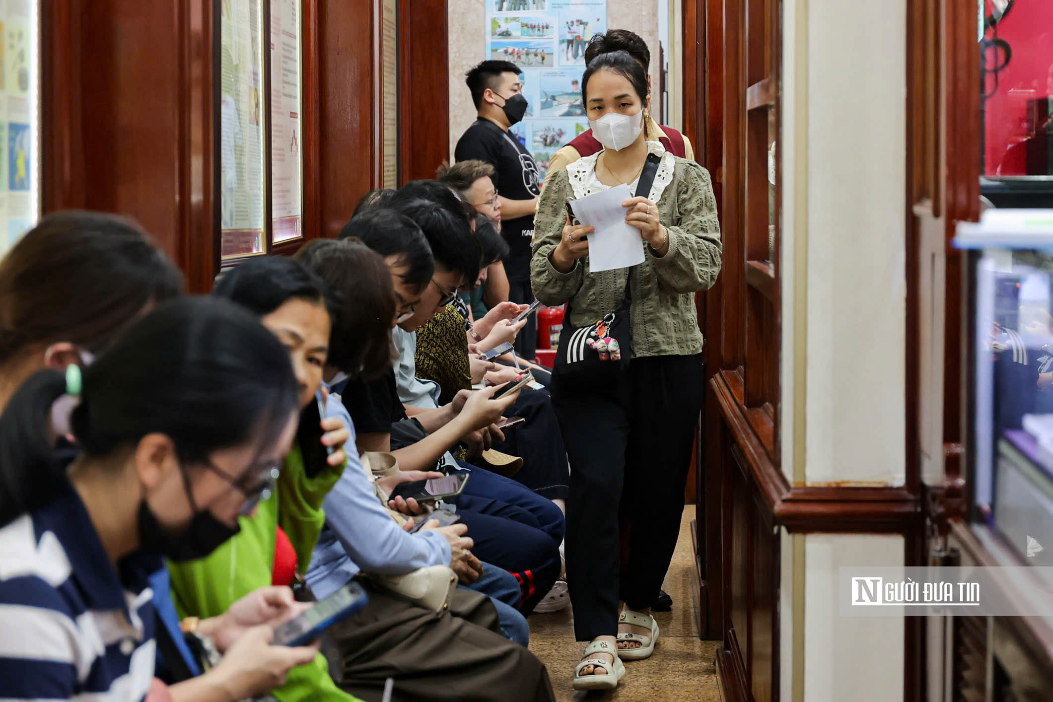 Người d&acirc;n xếp h&agrave;ng chờ giao dịch tại cửa h&agrave;ng v&agrave;ng Bảo T&iacute;n Minh Ch&acirc;u- Ảnh 6.