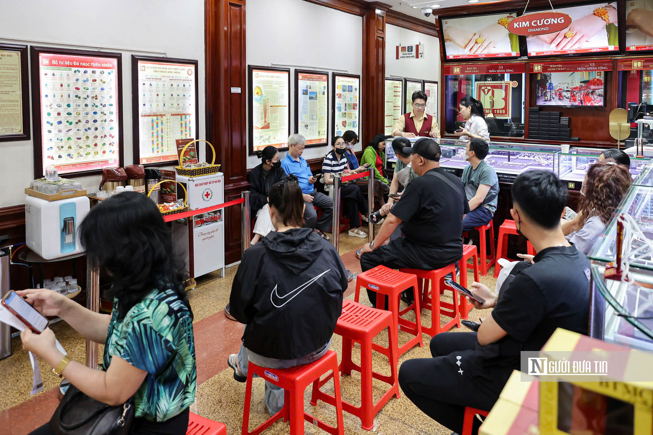 Người d&acirc;n xếp h&agrave;ng chờ giao dịch tại cửa h&agrave;ng v&agrave;ng Bảo T&iacute;n Minh Ch&acirc;u- Ảnh 4.