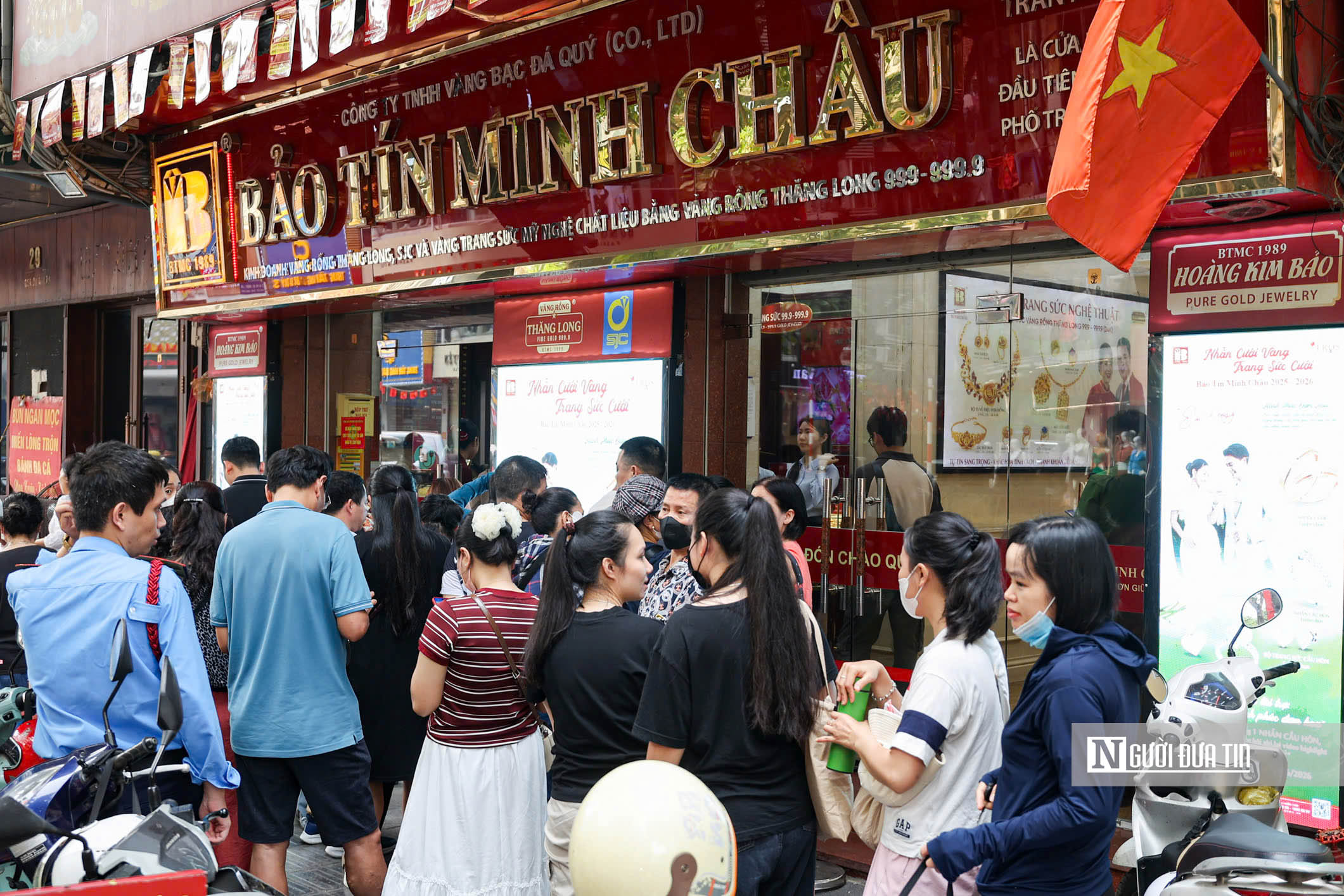 Người d&acirc;n xếp h&agrave;ng chờ giao dịch tại cửa h&agrave;ng v&agrave;ng Bảo T&iacute;n Minh Ch&acirc;u- Ảnh 3.