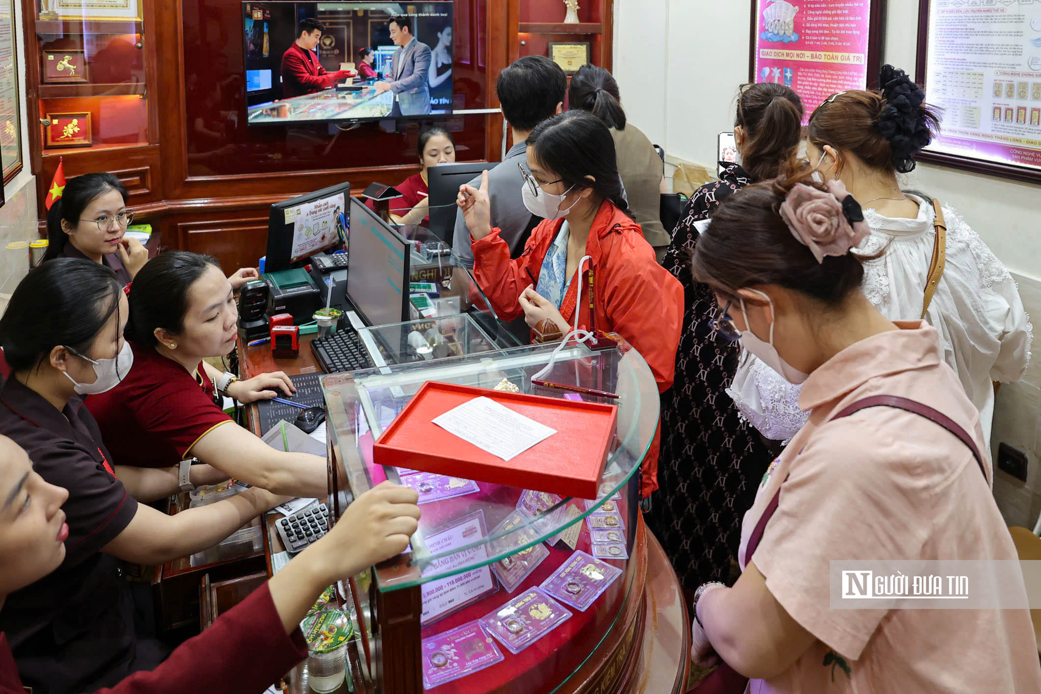 Người d&acirc;n xếp h&agrave;ng chờ giao dịch tại cửa h&agrave;ng v&agrave;ng Bảo T&iacute;n Minh Ch&acirc;u- Ảnh 9.