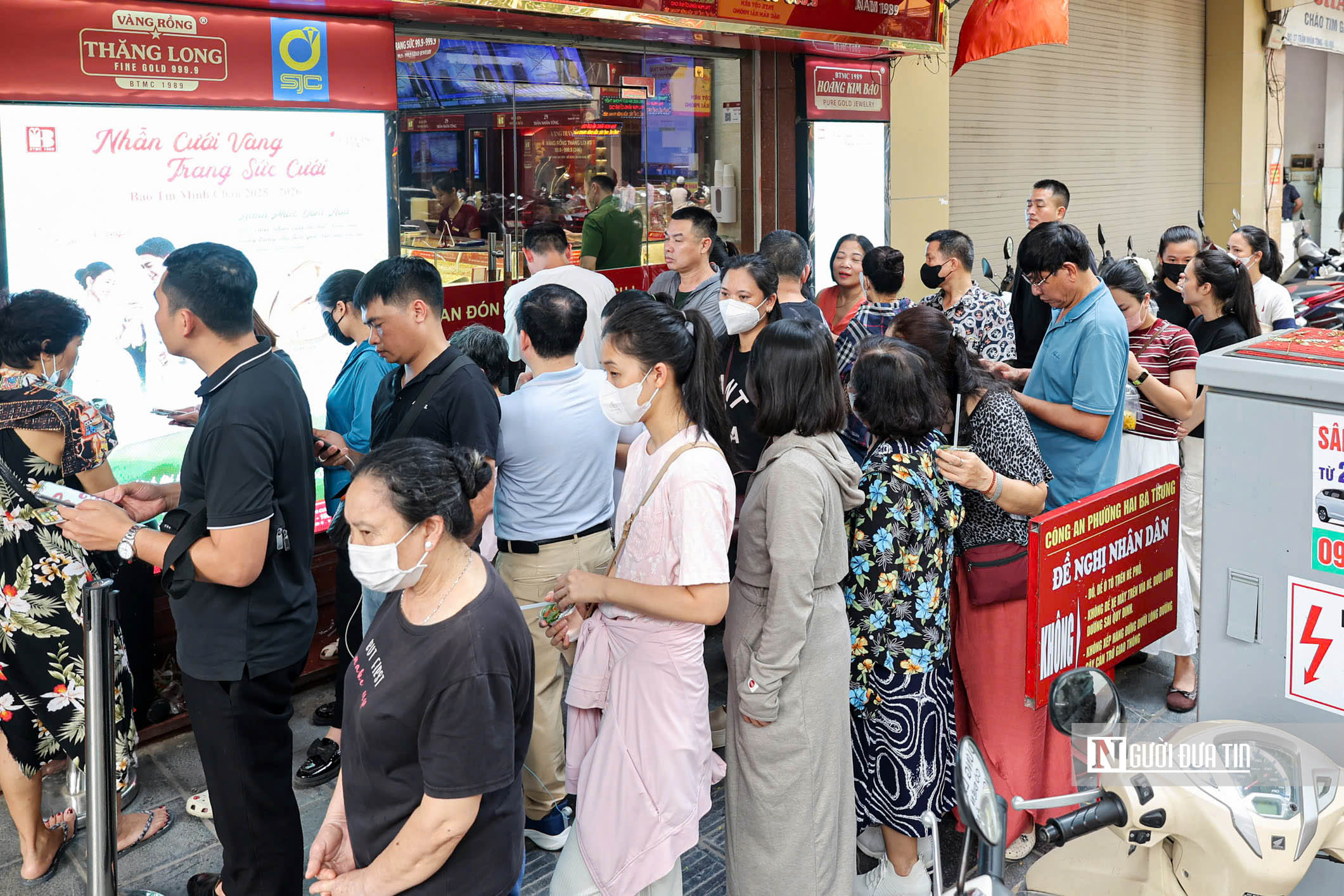 Người d&acirc;n xếp h&agrave;ng chờ giao dịch tại cửa h&agrave;ng v&agrave;ng Bảo T&iacute;n Minh Ch&acirc;u- Ảnh 2.