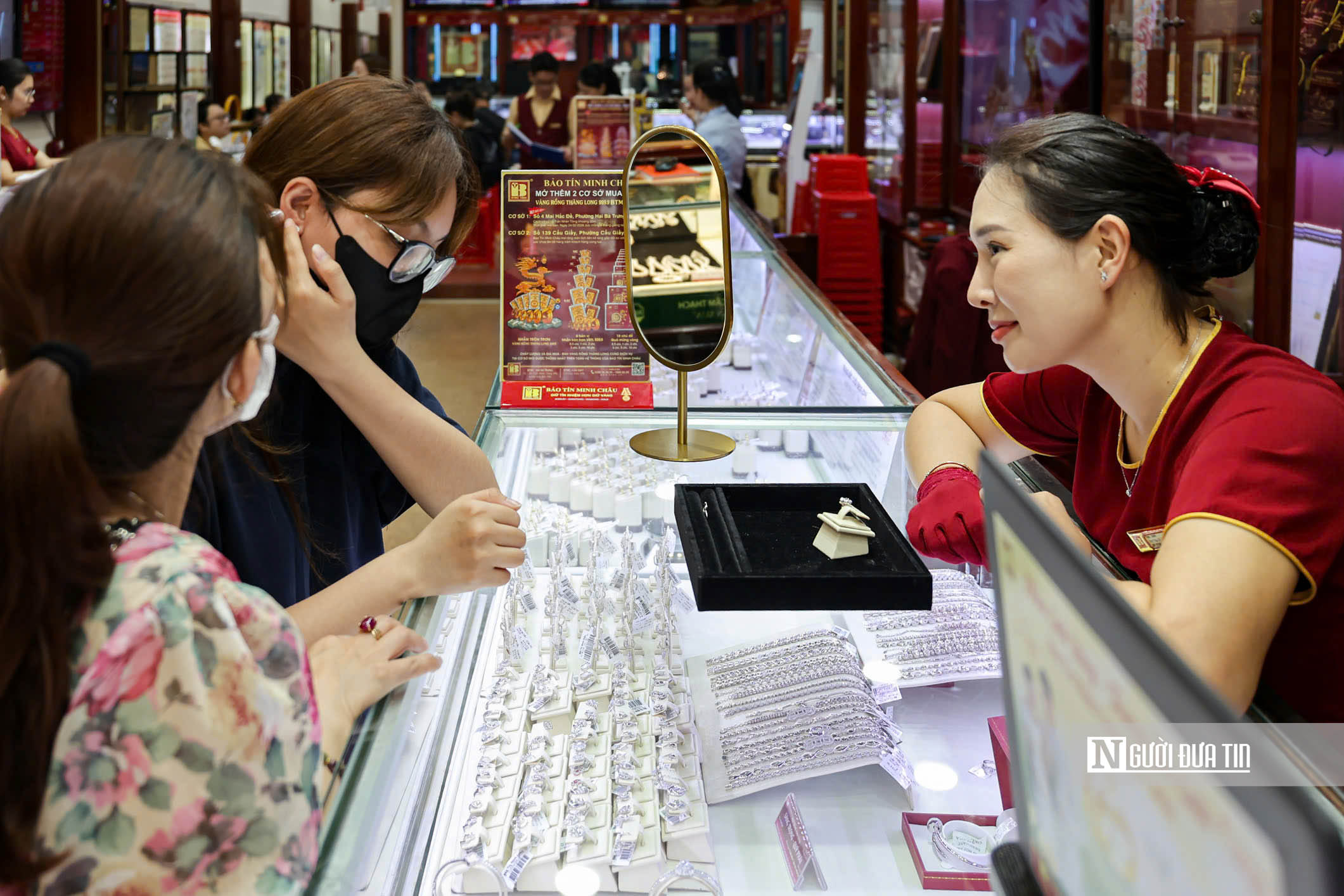 Người d&acirc;n xếp h&agrave;ng chờ giao dịch tại cửa h&agrave;ng v&agrave;ng Bảo T&iacute;n Minh Ch&acirc;u- Ảnh 7.