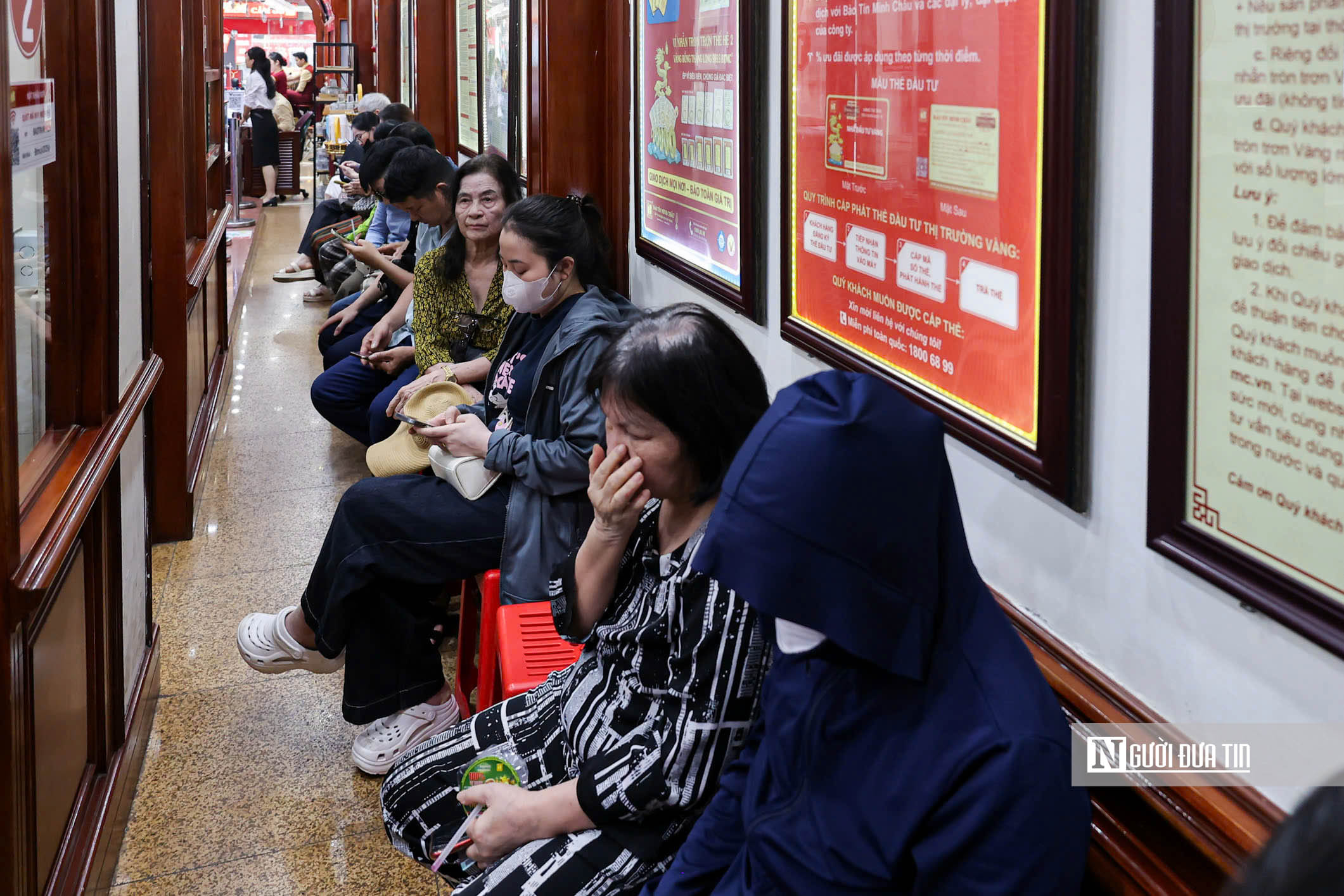 Người d&acirc;n xếp h&agrave;ng chờ giao dịch tại cửa h&agrave;ng v&agrave;ng Bảo T&iacute;n Minh Ch&acirc;u- Ảnh 5.