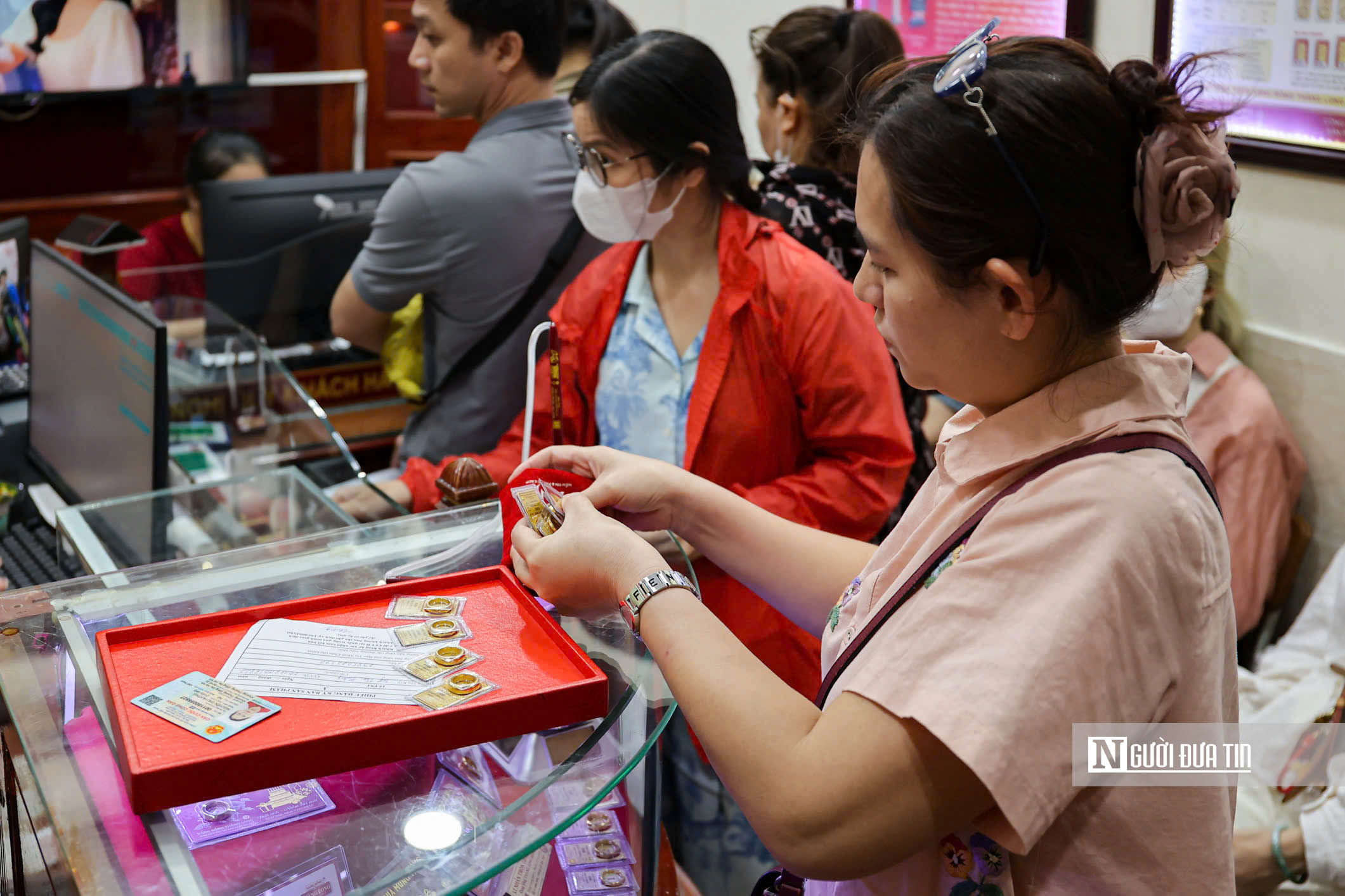 Người d&acirc;n xếp h&agrave;ng chờ giao dịch tại cửa h&agrave;ng v&agrave;ng Bảo T&iacute;n Minh Ch&acirc;u- Ảnh 8.