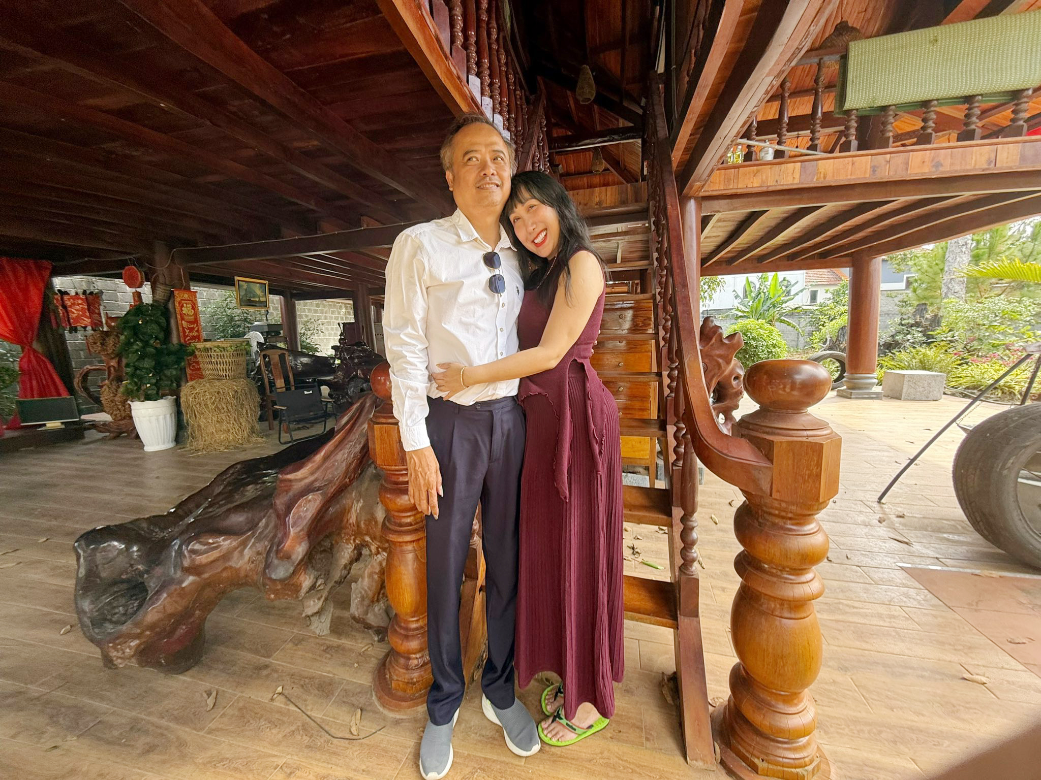 Nữ nghệ sĩ là mẹ đơn thân U50, Phó viện trưởng được đại gia miền Tây yêu say đắm - Ảnh 3.