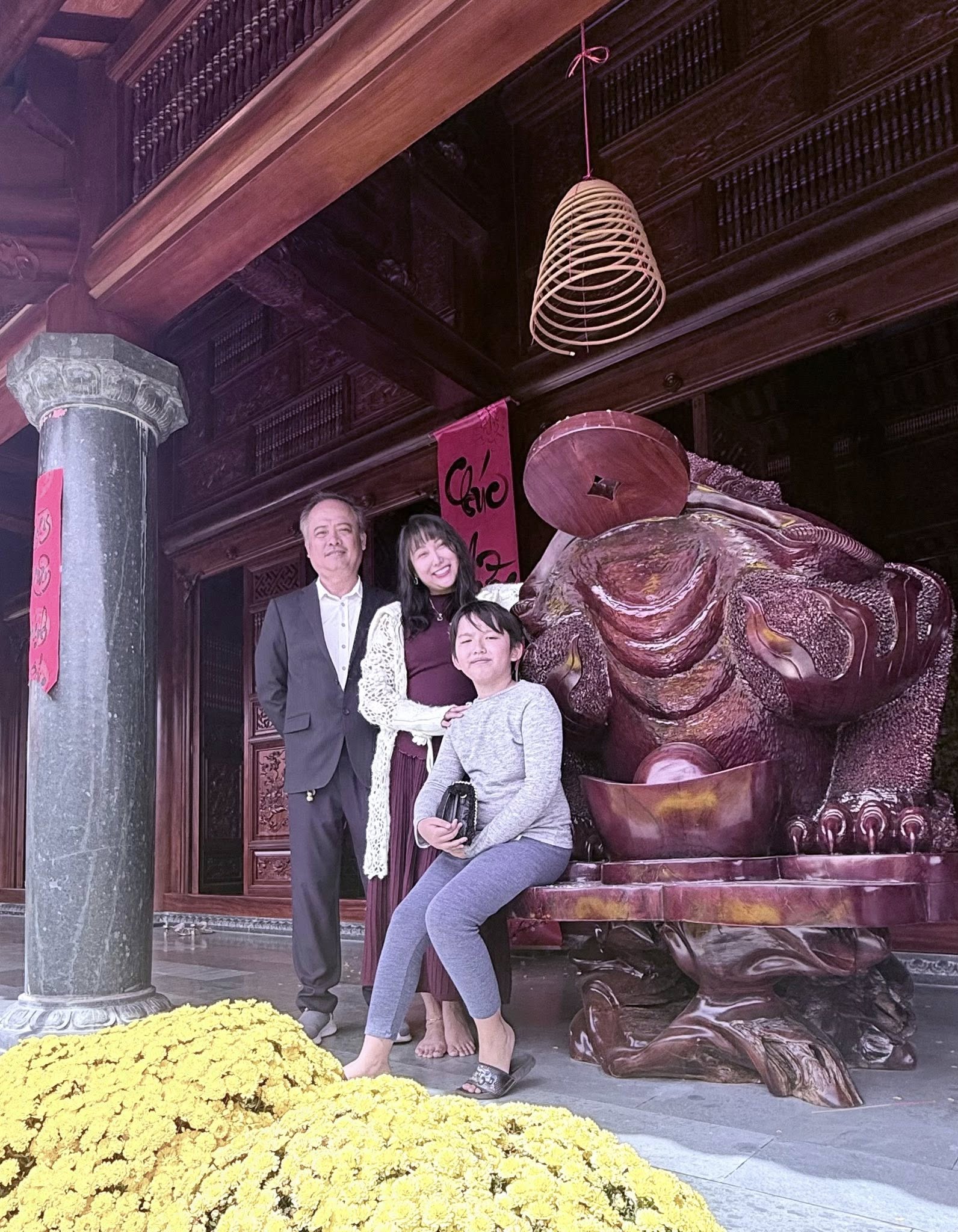 Nữ nghệ sĩ là mẹ đơn thân U50, Phó viện trưởng được đại gia miền Tây yêu say đắm - Ảnh 2.