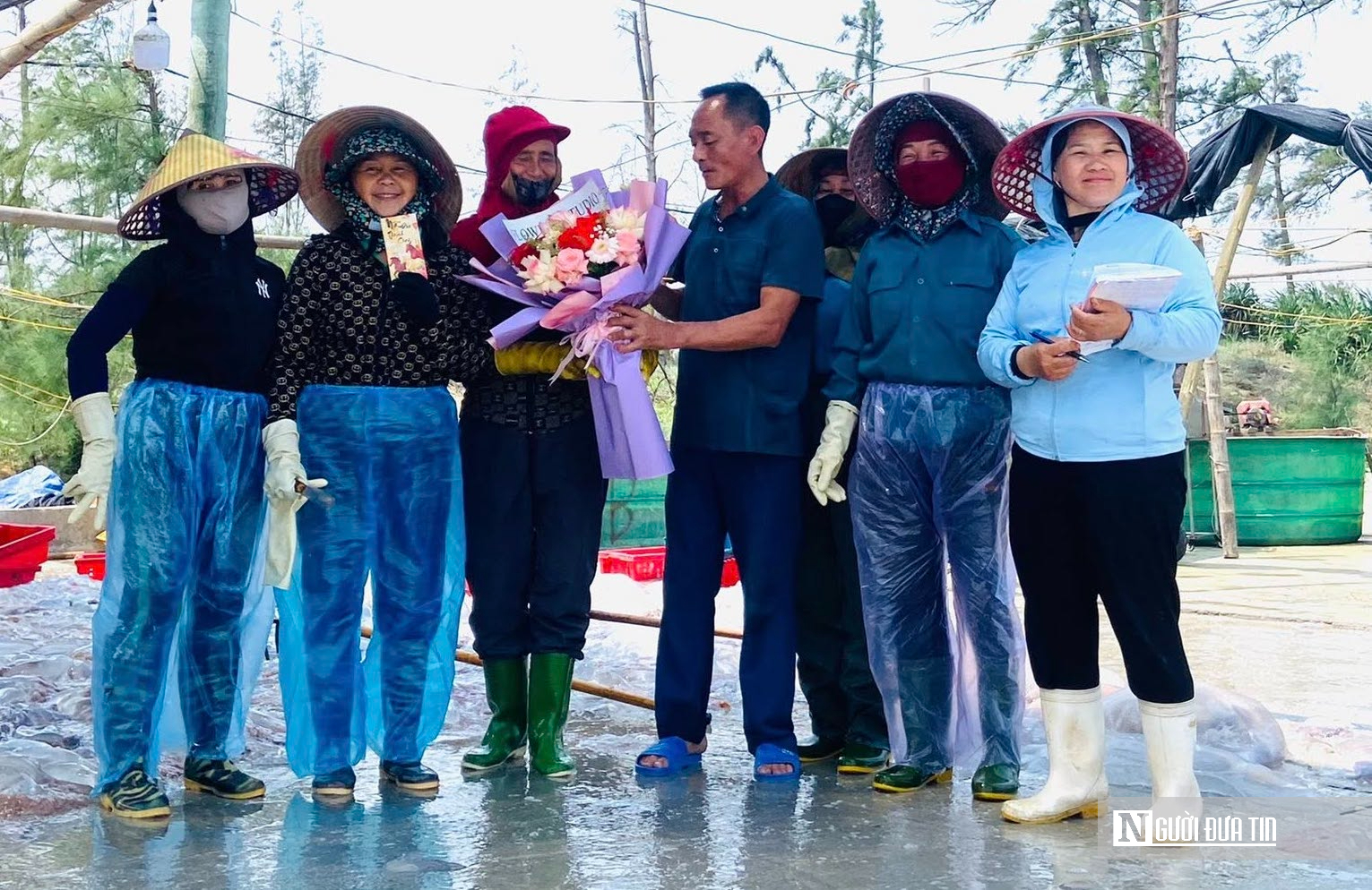 Lột x&aacute;c cho lo&agrave;i nổi tr&ecirc;n mặt biển, hướng ra thị trường quốc tế th&agrave;nh &ldquo;v&agrave;ng trắng&rdquo; của ngư d&acirc;n- Ảnh 4.